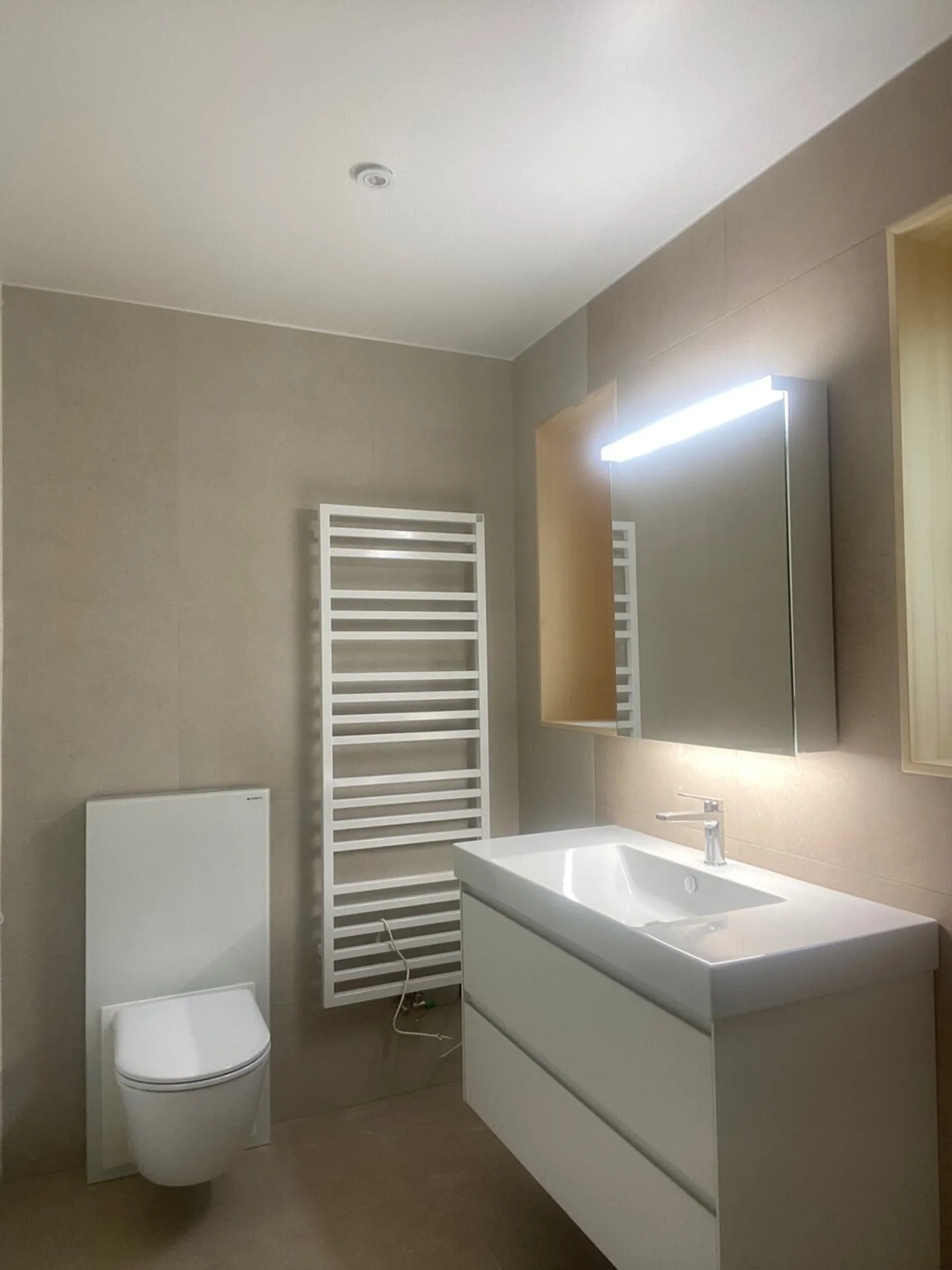 Appartamento con 3,5 stanze completamente ristrutturato - Foto 4 di 8