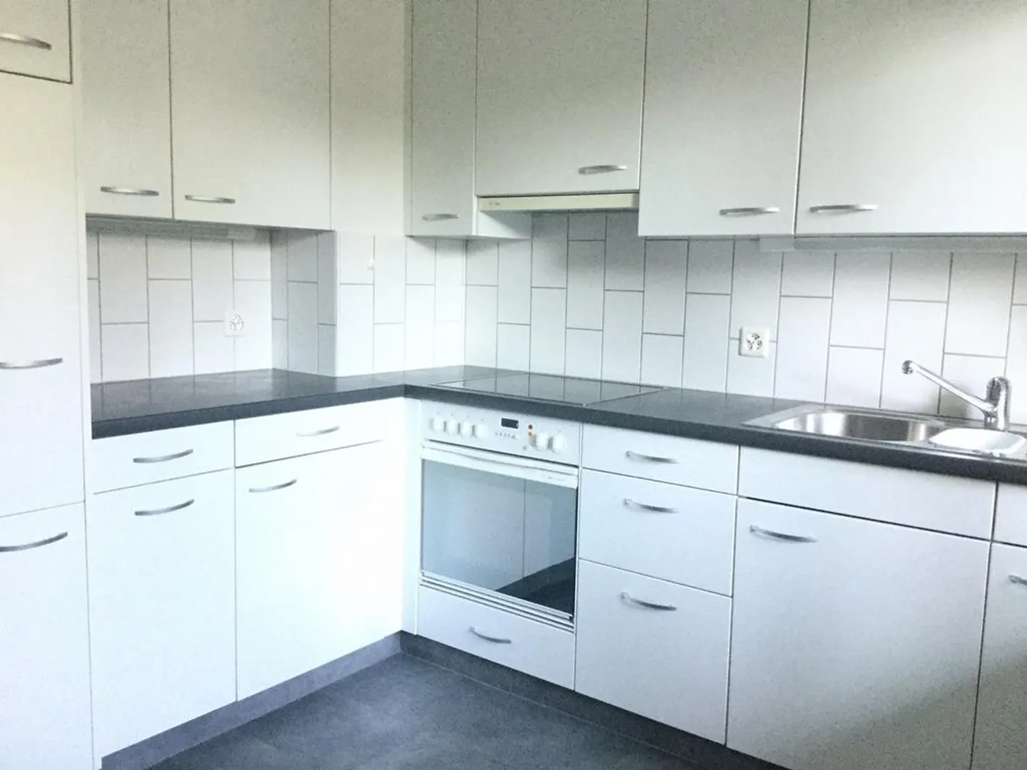 Appartamento moderno con 3 stanze e balcone cerca inquilino! - Foto 2 di 9