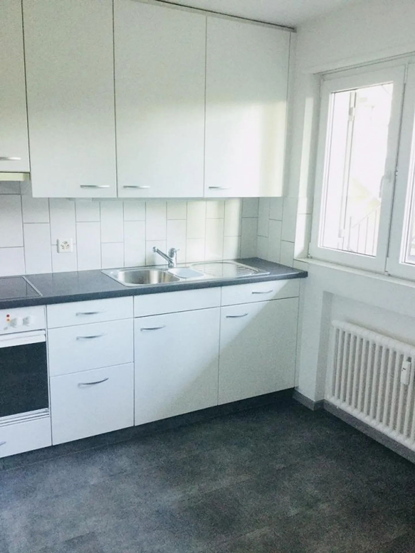 Appartamento moderno con 3 stanze e balcone cerca inquilino! - Foto 3 di 9