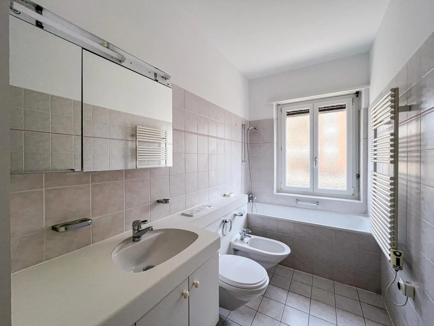 APPARTAMENTO DI 3.5 LOCALI IN ZONA CENTRALE A CHIASSO - Foto 3 di 7