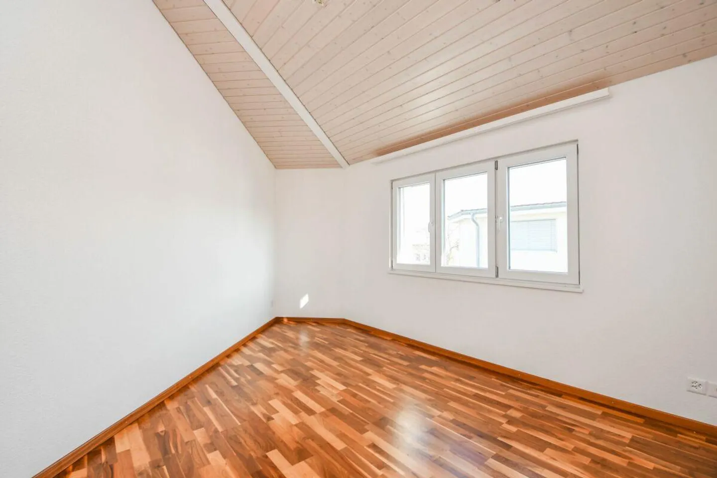 5.5-Room Semi-Detached House in Family-Friendly Location in Zuben - Photo 9 of 18