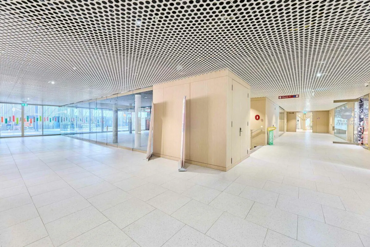 Espace commercial dans le Mühlemattcenter Oberwil - Photo 4 sur 27