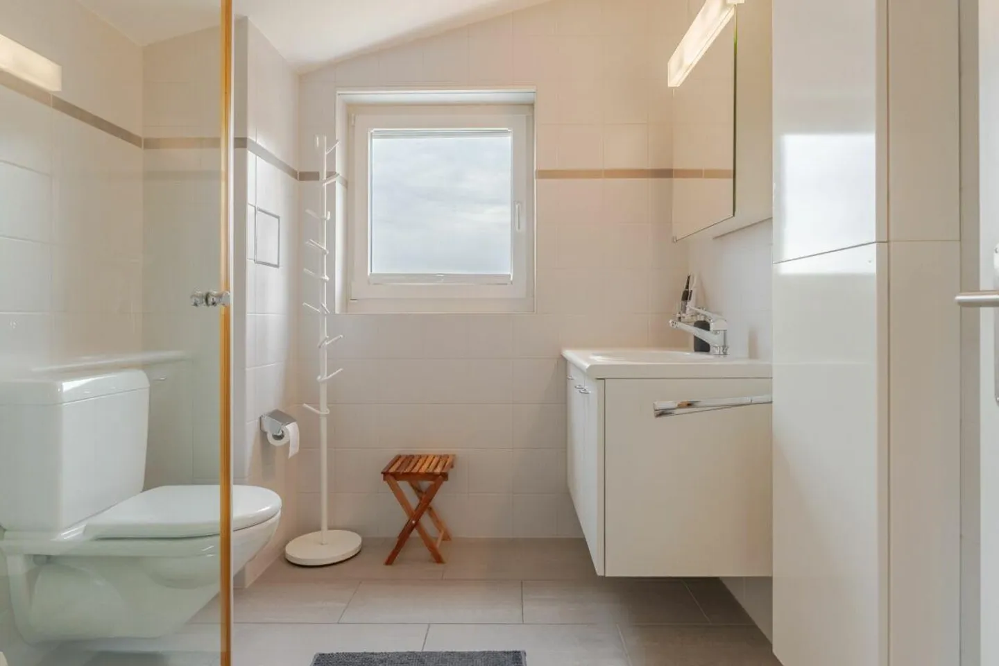 Well-maintained and light-flooded 5.5-room semi-detached house with garage box and AAP - Photo 11 of 12