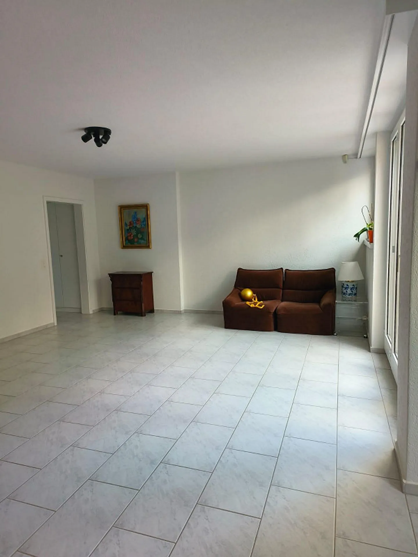 3.5-Room Attic Apartment in Quiet Location of Riehen - Photo 2 of 12