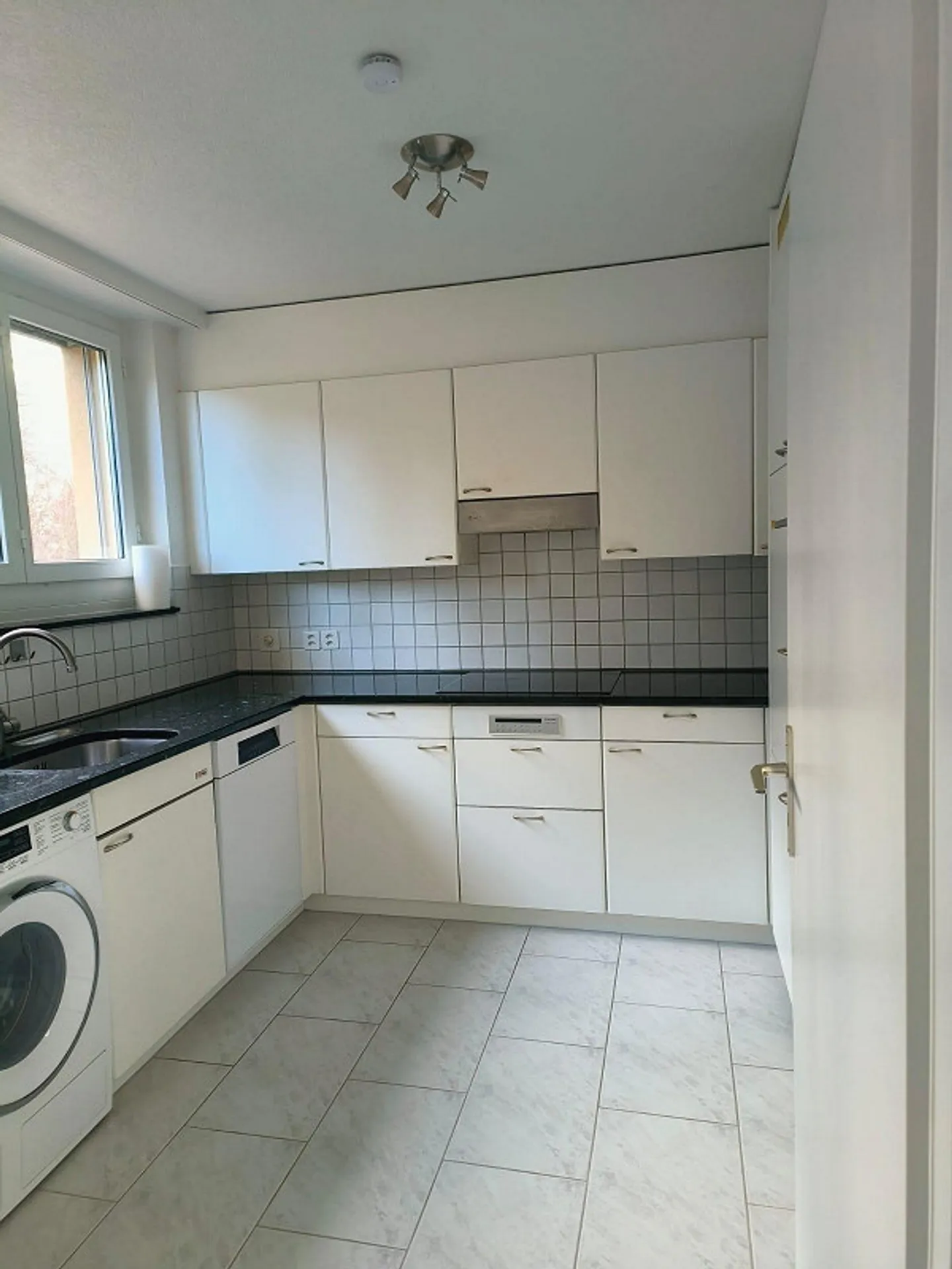 3.5-Room Attic Apartment in Quiet Location of Riehen - Photo 8 of 12