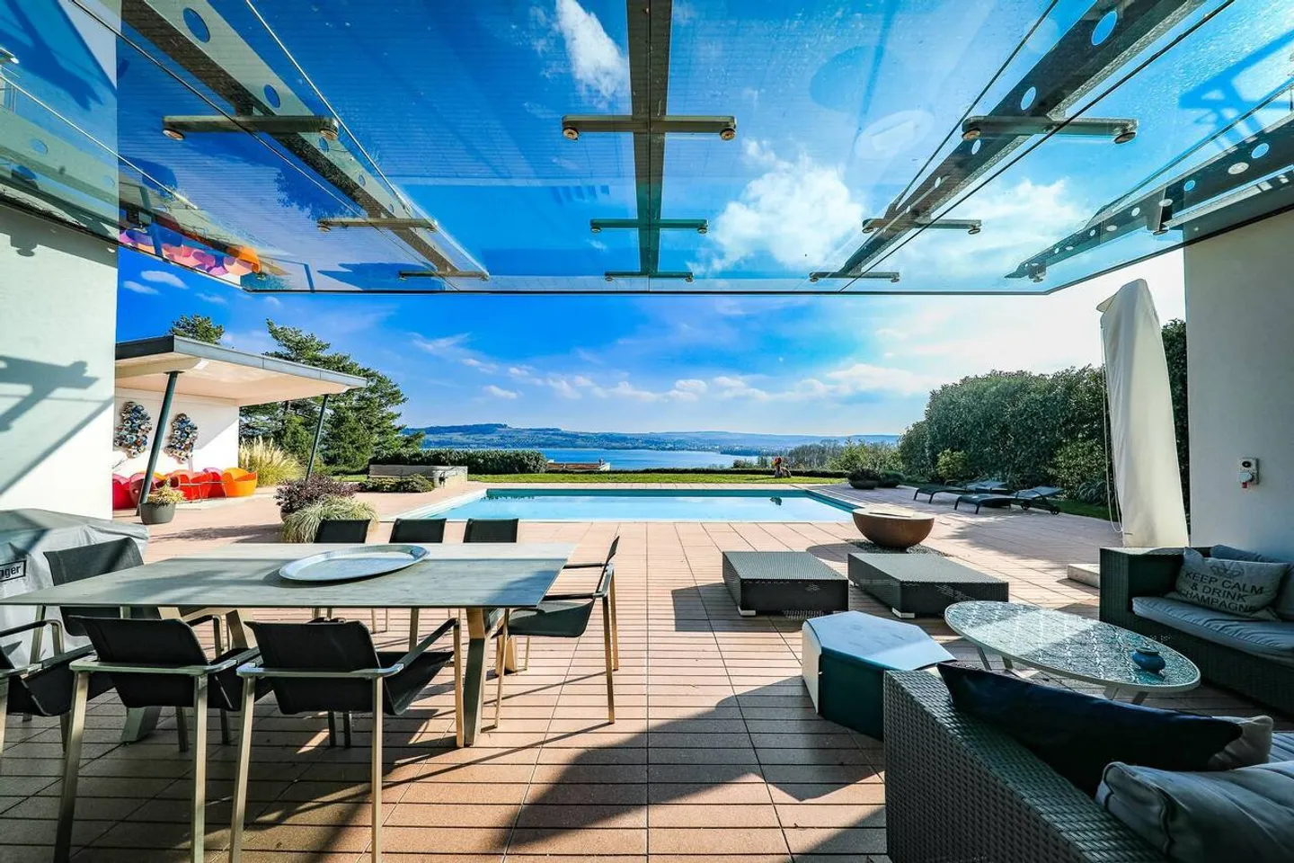 Casa contemporanea con piscina e vista panoramica sulle Alpi e sul lago - Foto 2 di 13