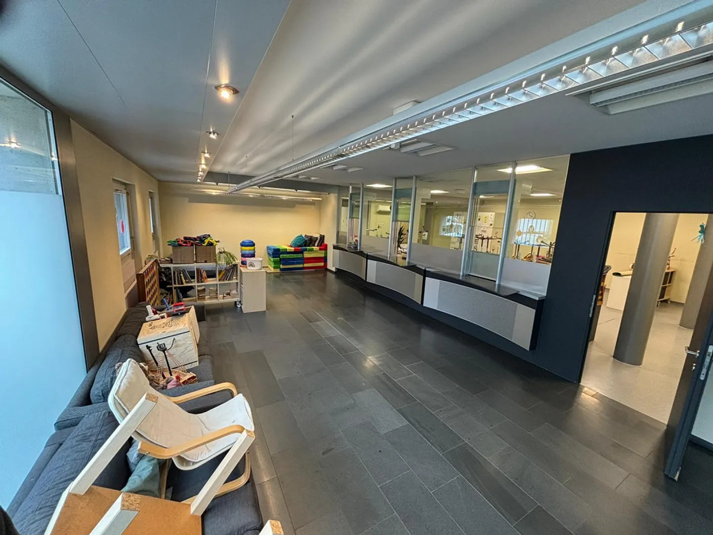 Espace commercial/bureau à louer dans un emplacement central à Kerns - Photo 2 sur 10