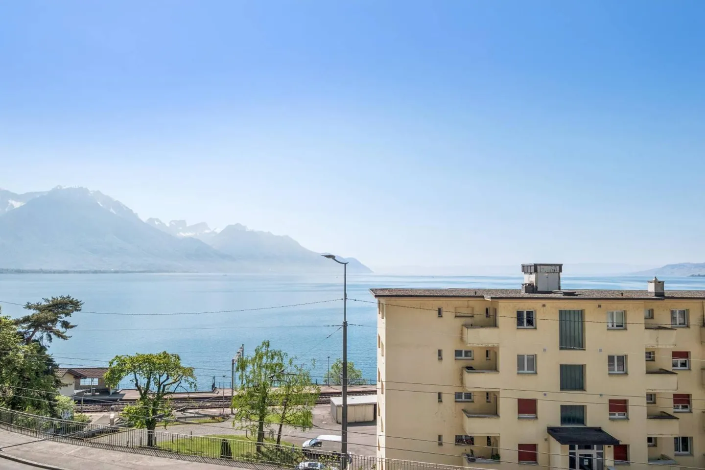 Duplex élégant avec panorama sur le lac Léman - Photo 2 sur 10