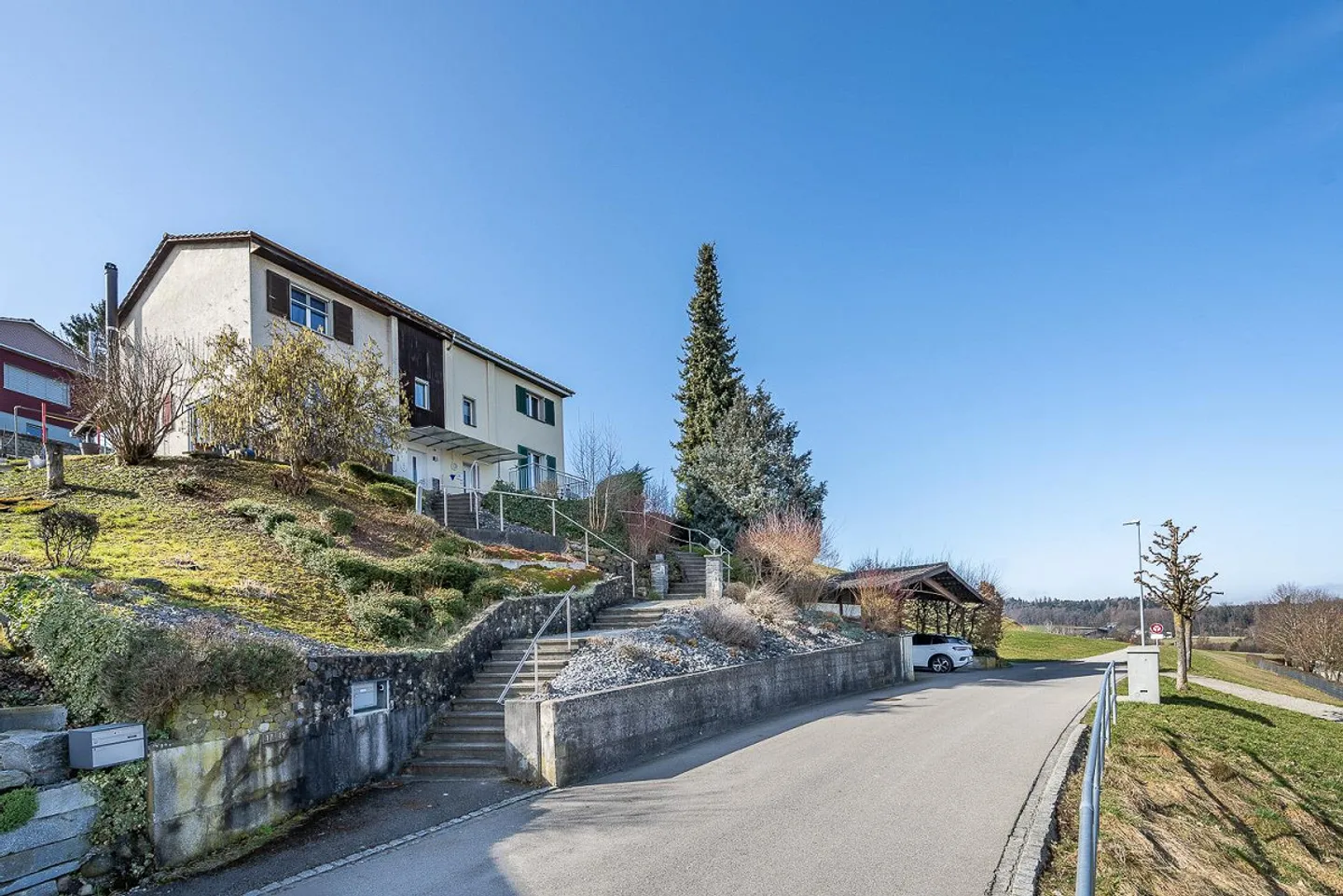 Casa bifamiliare situata in posizione tranquilla con giardino - Foto 3 di 23