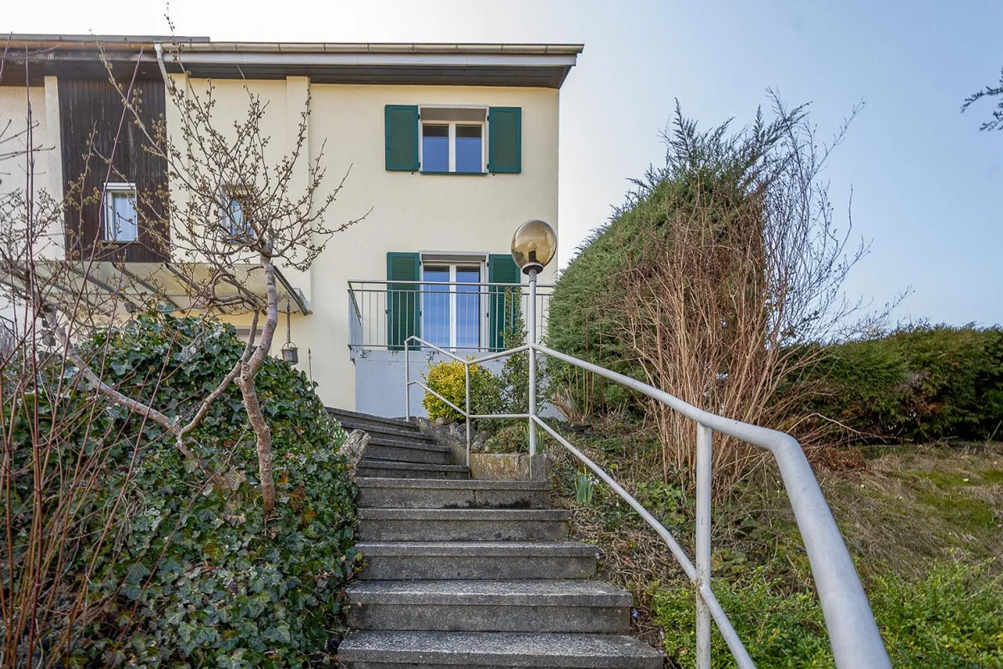 Casa bifamiliare situata in posizione tranquilla con giardino - Foto 4 di 23