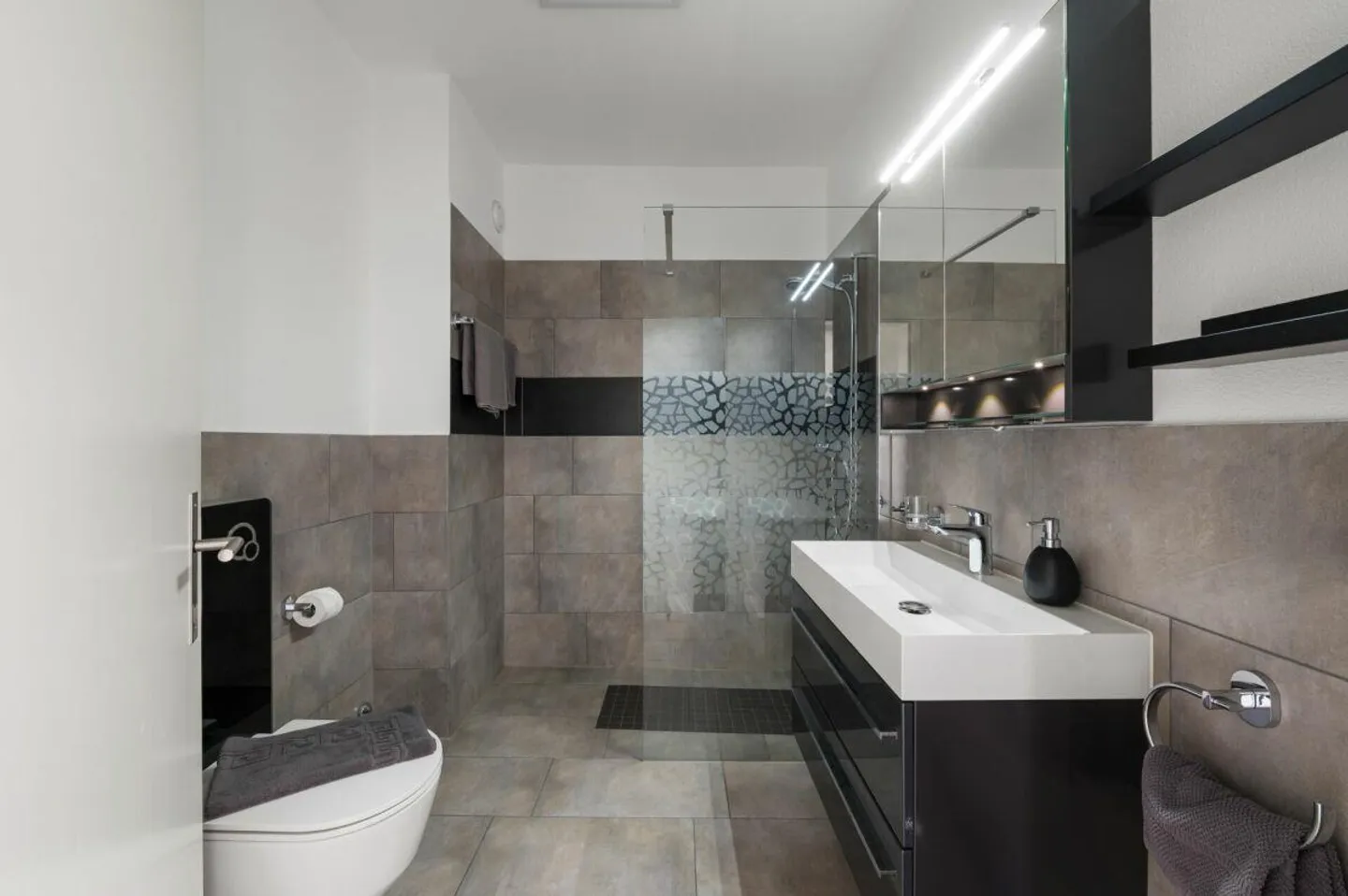 Nel cuore di Ascona, elegante appartamento arredato di 3,5 stanze con piscina - Foto 7 di 10