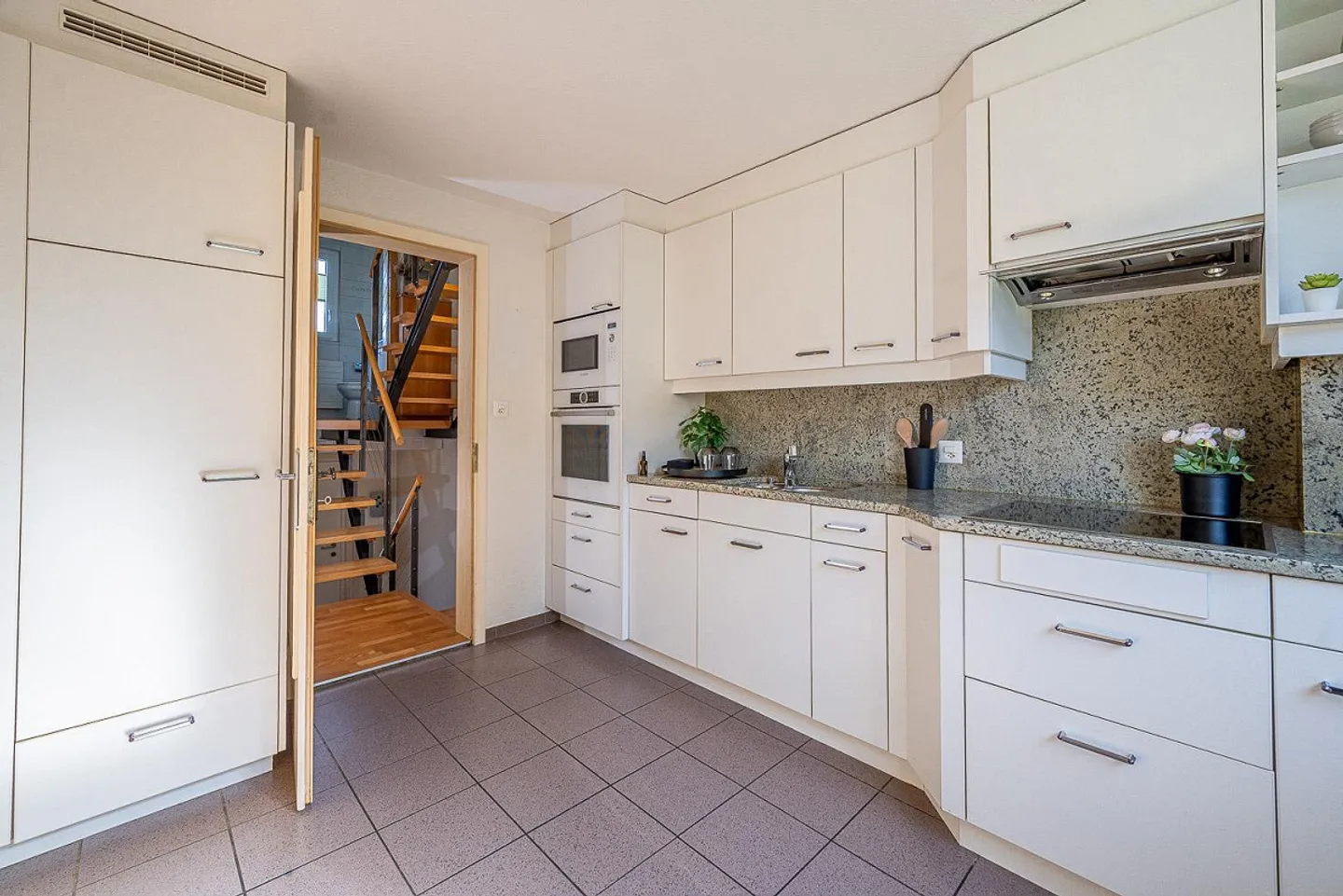 Casa bifamiliare situata in posizione tranquilla con giardino - Foto 12 di 23