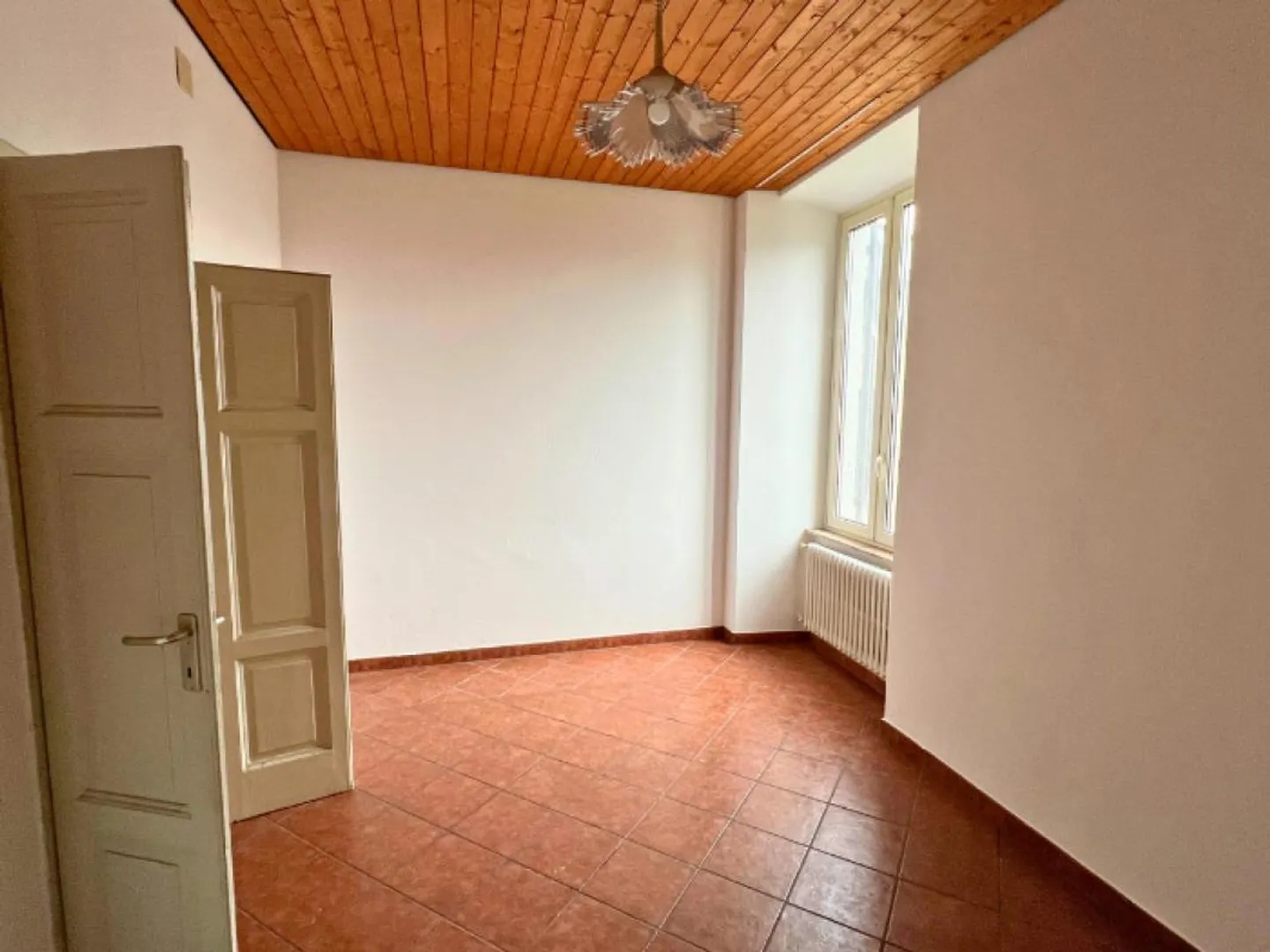 Geräumiges Mehrfamilienhaus mit Garage in Balerna - Foto 2 von 13