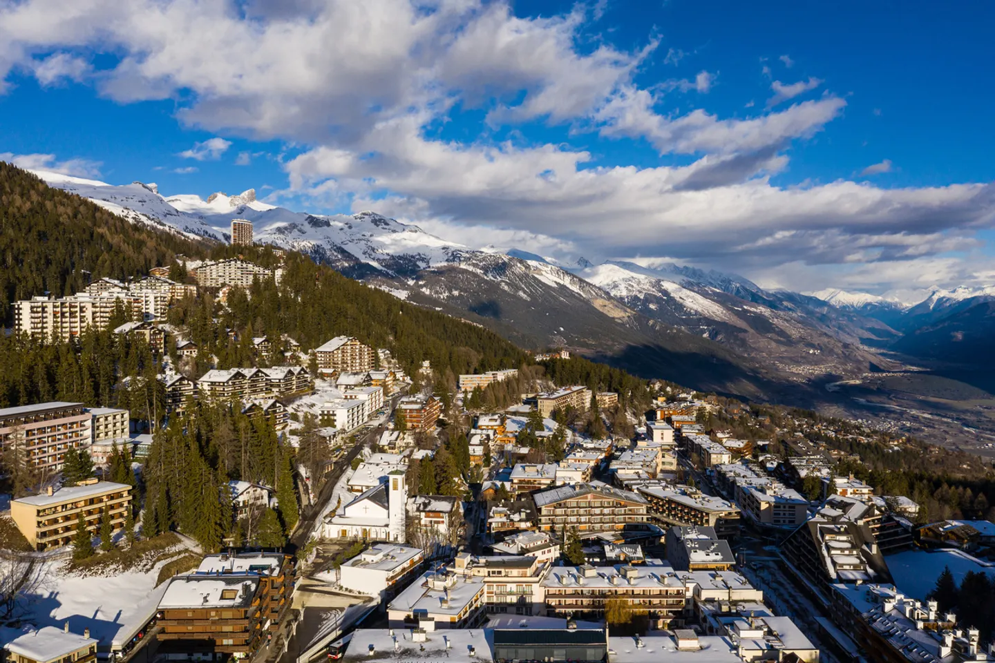Rare Opportunité - Résidence Historique au Cœur de Crans-Montana - Photo 2 sur 3
