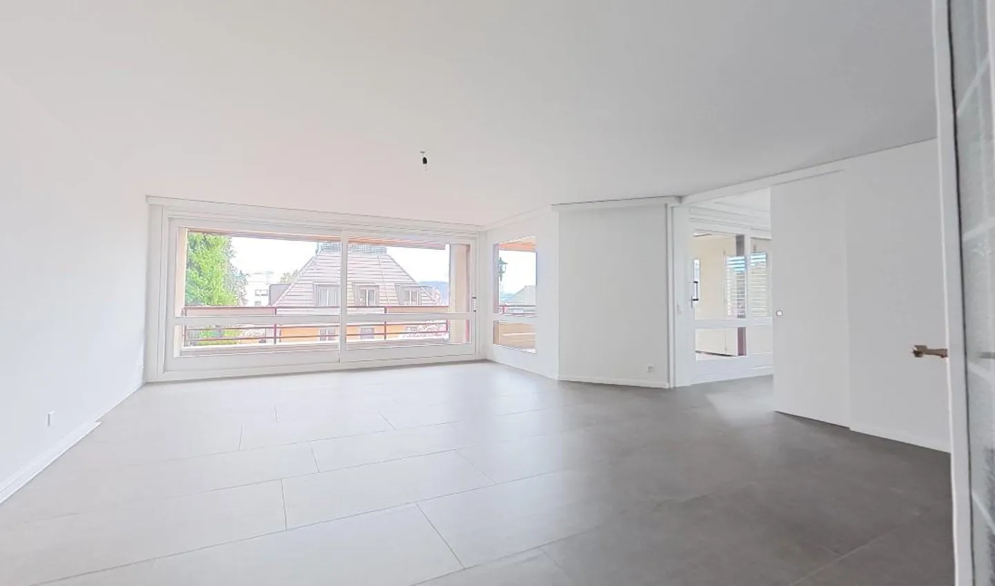 Beautiful, newly renovated 5.5 room apartment for rent - Photo 2 of 2