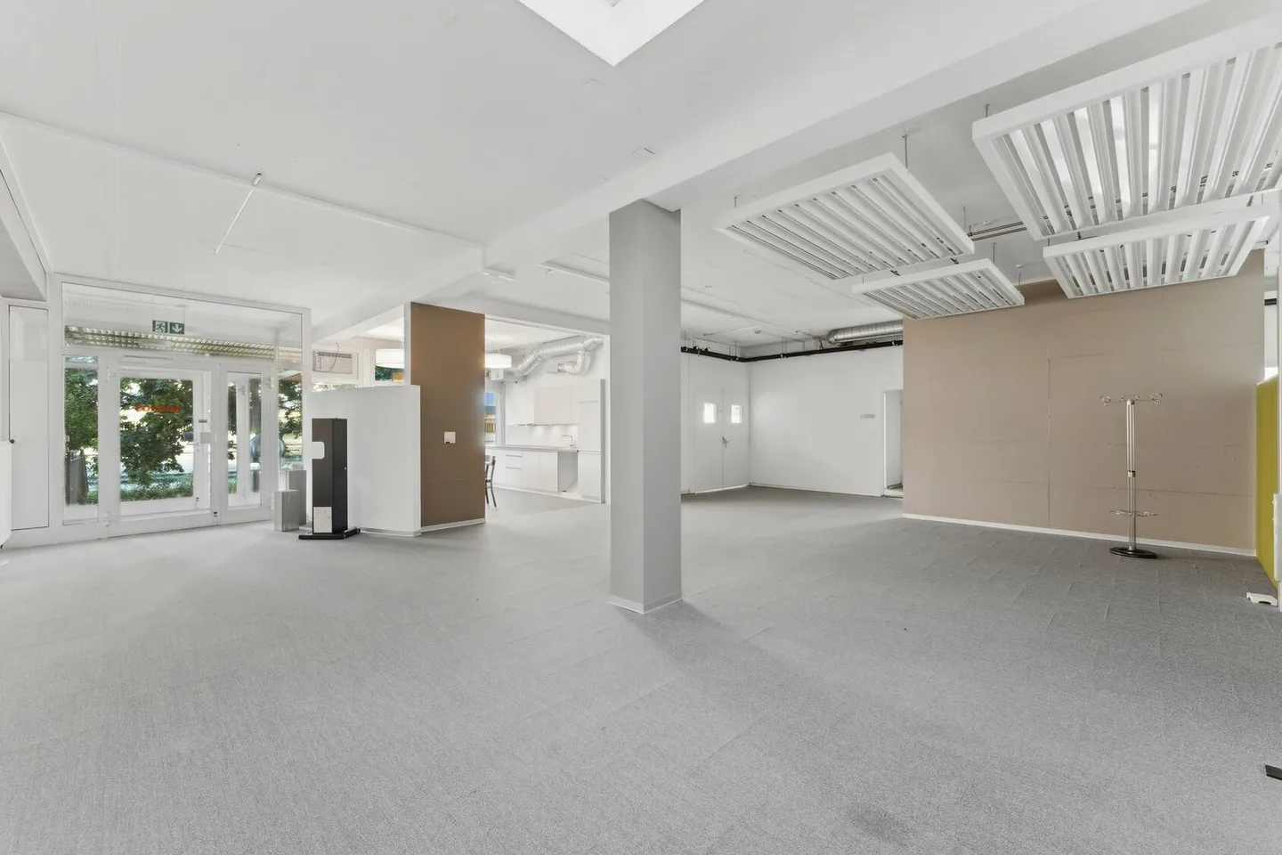 Office space for rent - Photo 2 of 11