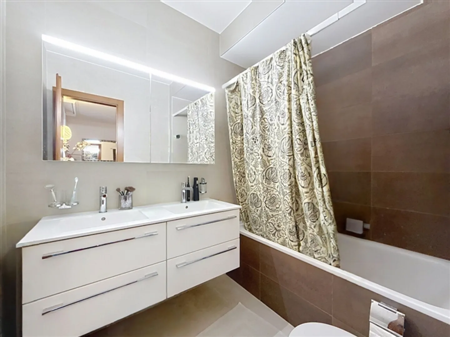 Maison jumelée de 6,5 pièces avec grand jardin - Photo 5 sur 14