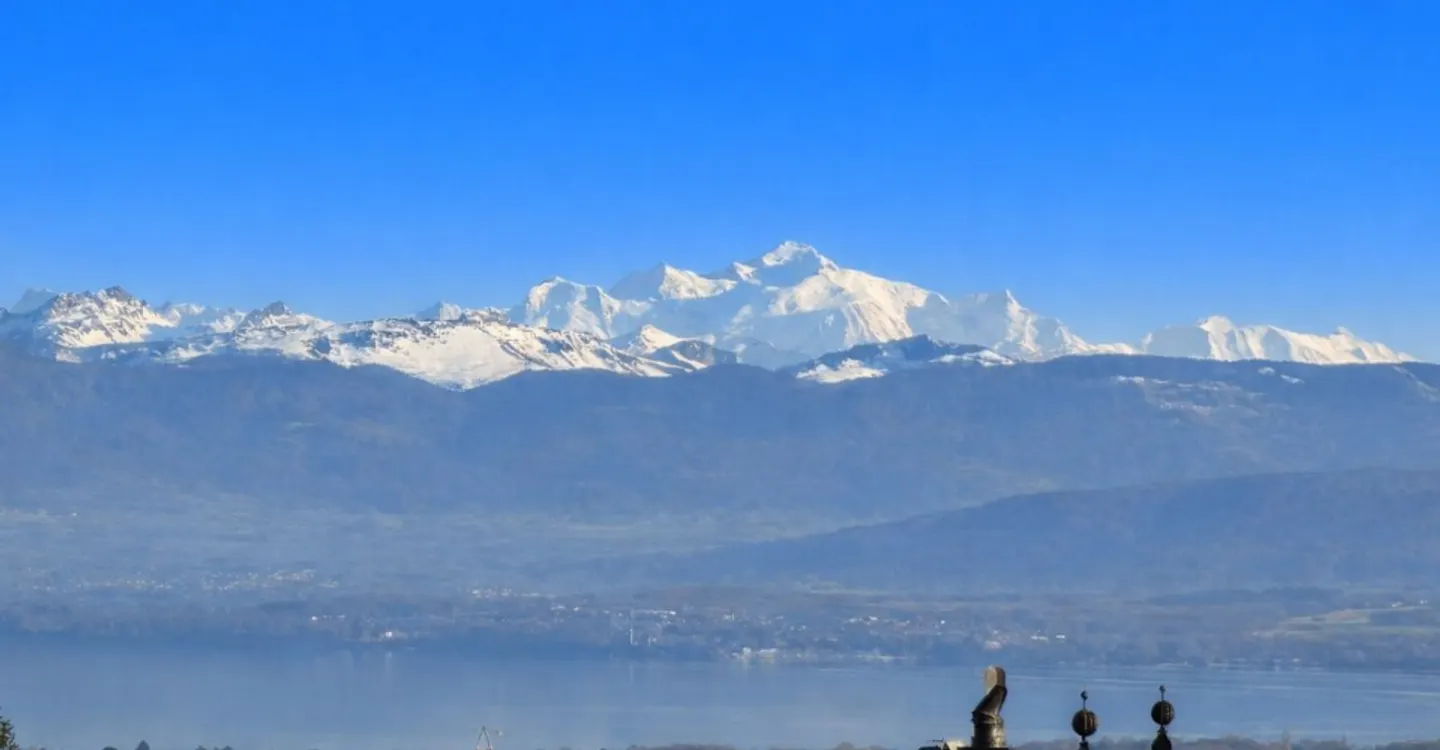 Stunning residence with a view of the lake & the Alps! - Photo 1 of 1