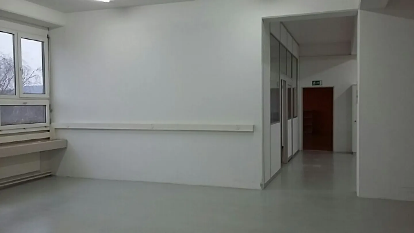 Espace de bureau avec installations de stockage et d'atelier - Photo 2 sur 4