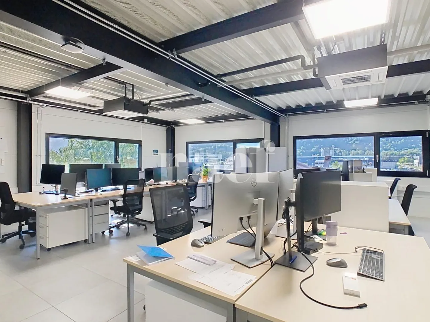 Offices of 130 m2 on the 1st floor - Photo 1 of 5
