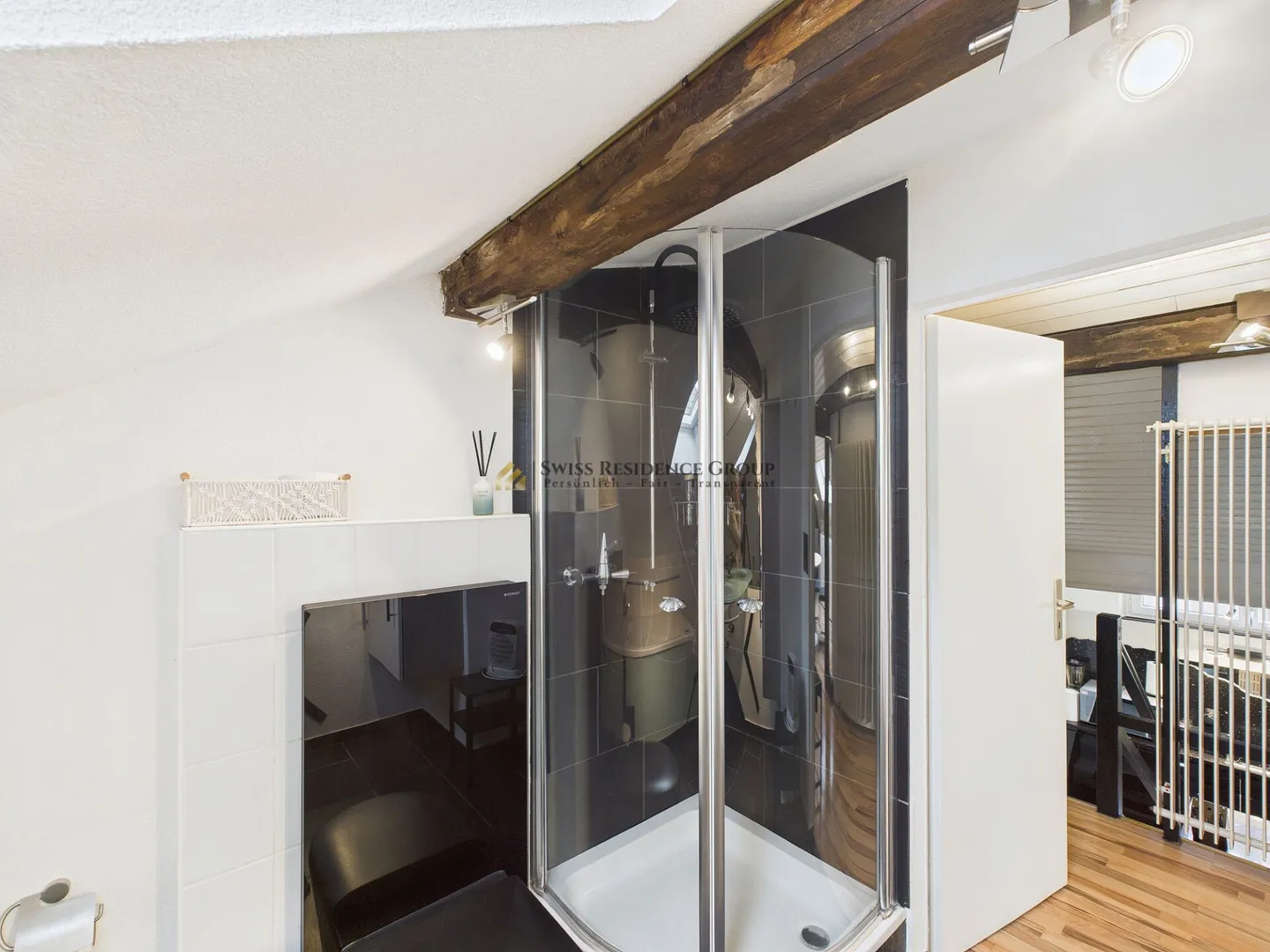 Urban Living on Two Levels in the Heart of the City - Photo 14 of 24