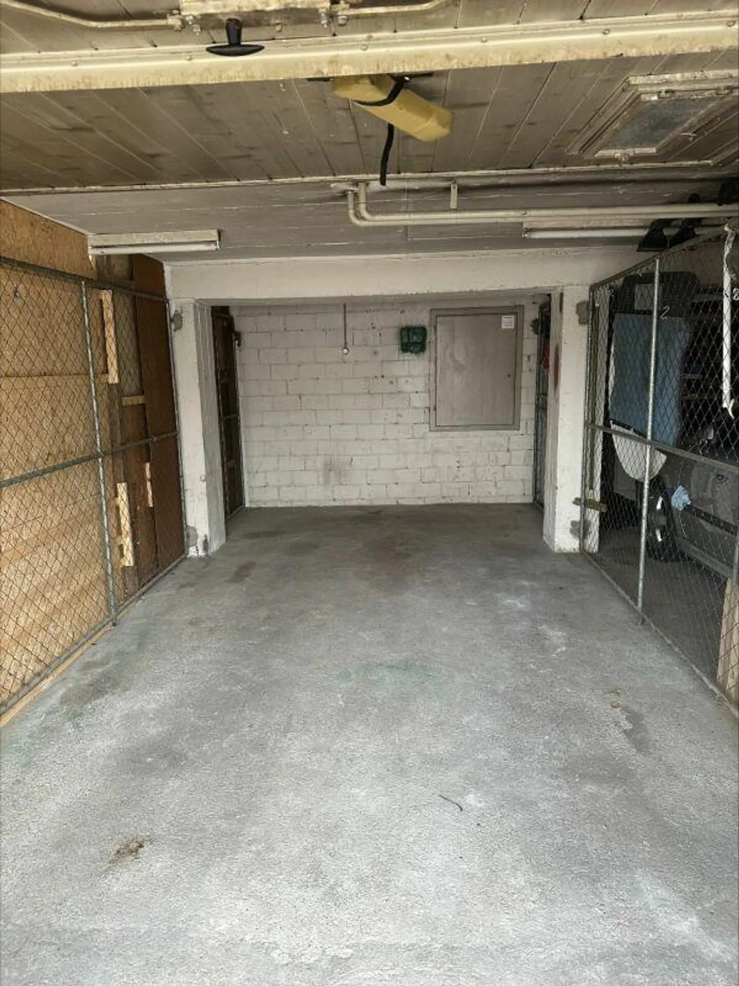 Garage box with plenty of storage space and/or outdoor parking for rent - Photo 2 of 4