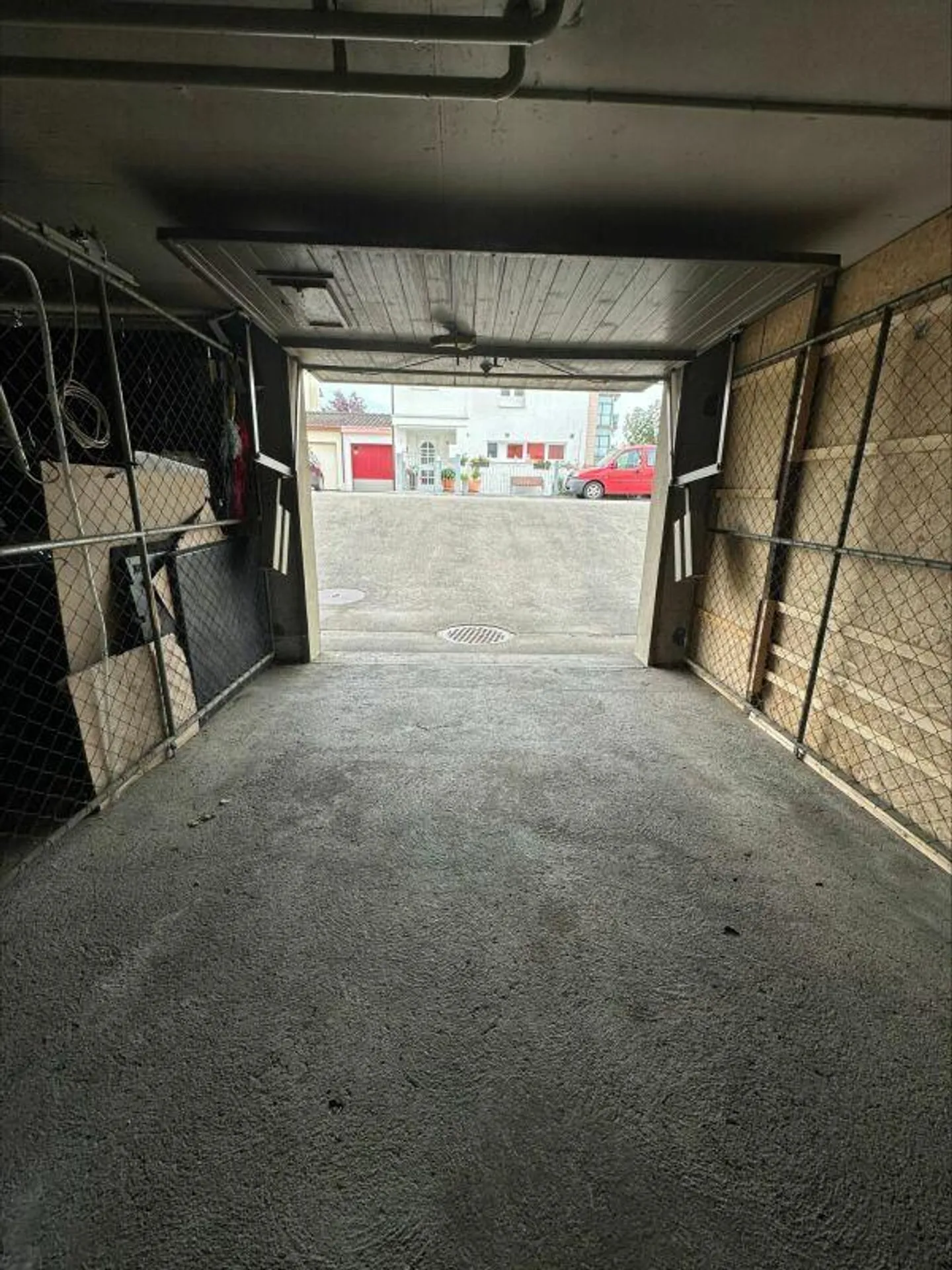 Garage box with plenty of storage space and/or outdoor parking for rent - Photo 3 of 4