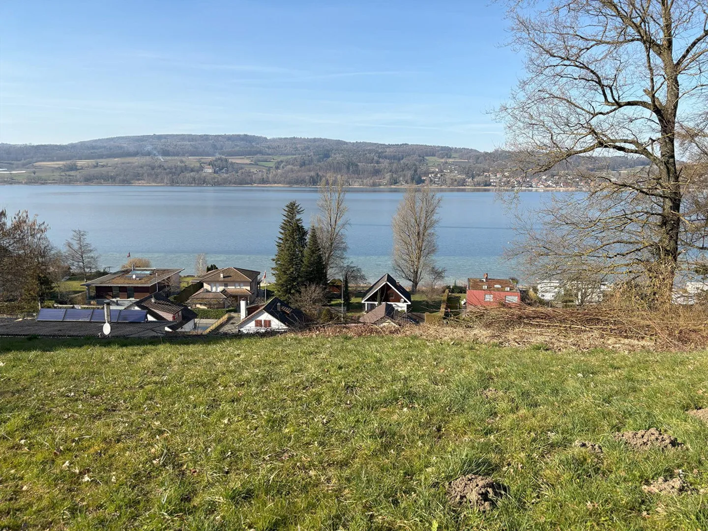 Einzigartiges Baugrundstück mit Seesicht - Foto 1 von 2