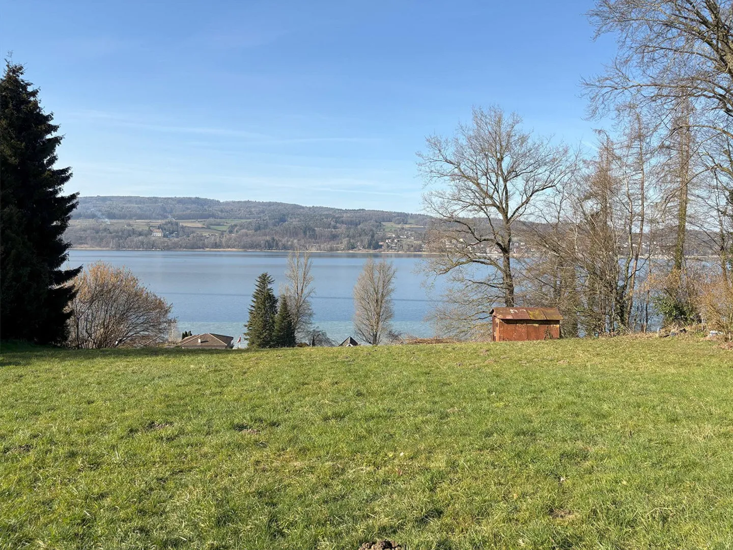 Einzigartiges Baugrundstück mit Seesicht - Foto 2 von 2