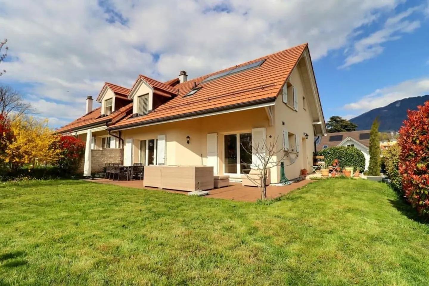 Villa bifamiliare 4.5 locali a La Tour-de-Peilz - Foto 1 di 13
