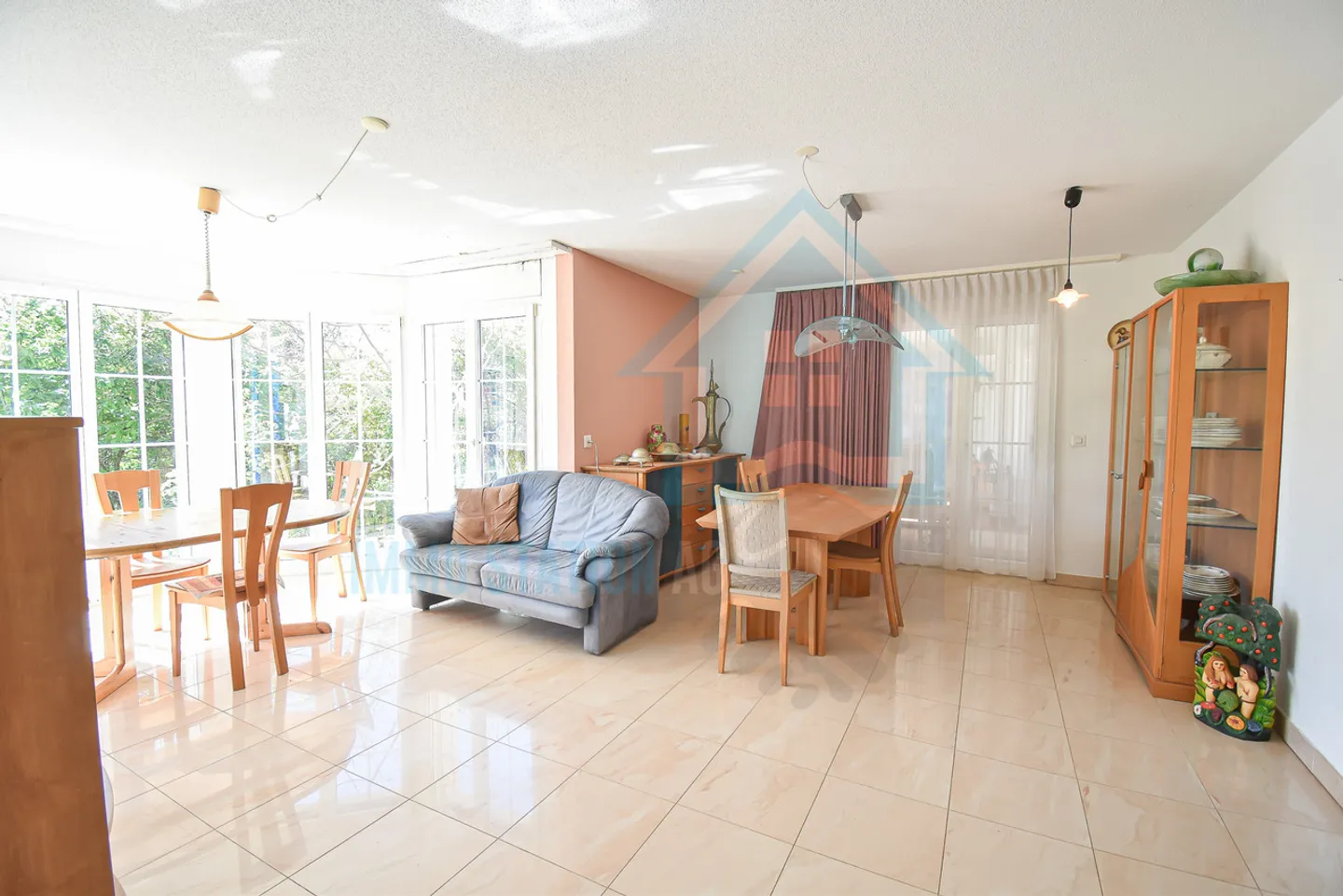 Villa spacieuse avec caractère, jardin et grand potentiel à Stüsslingen - Photo 3 sur 17