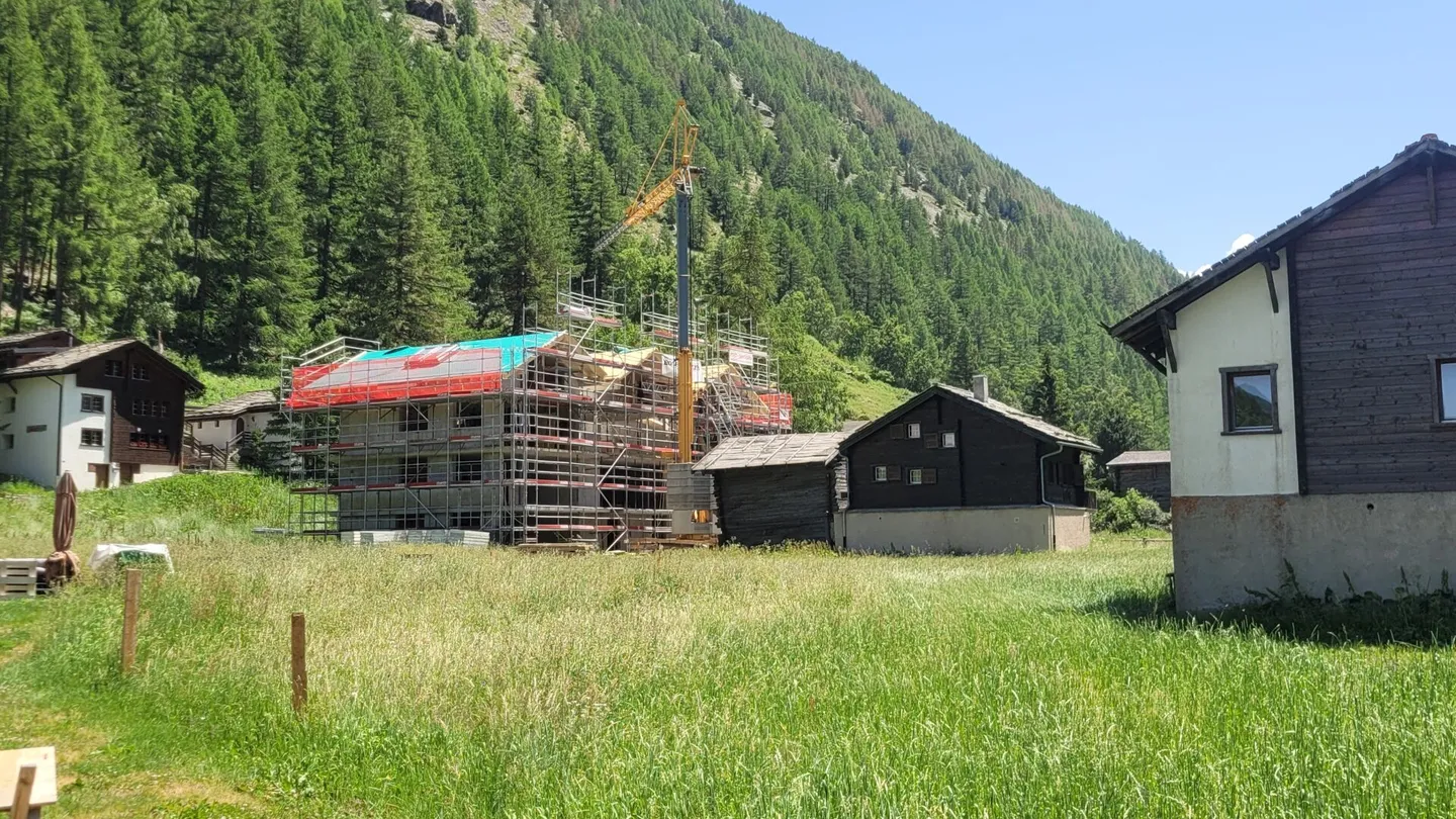 Neve Zen Lauinen Saas-Grund Nuova costruzione 2025 con il bus E senza cambi per l'Alpinexpress. Assicurati l'ultimo appartamento attico 4.5 con vista libera sul gruppo Mischabel. Riservato. - Foto 1 di 14