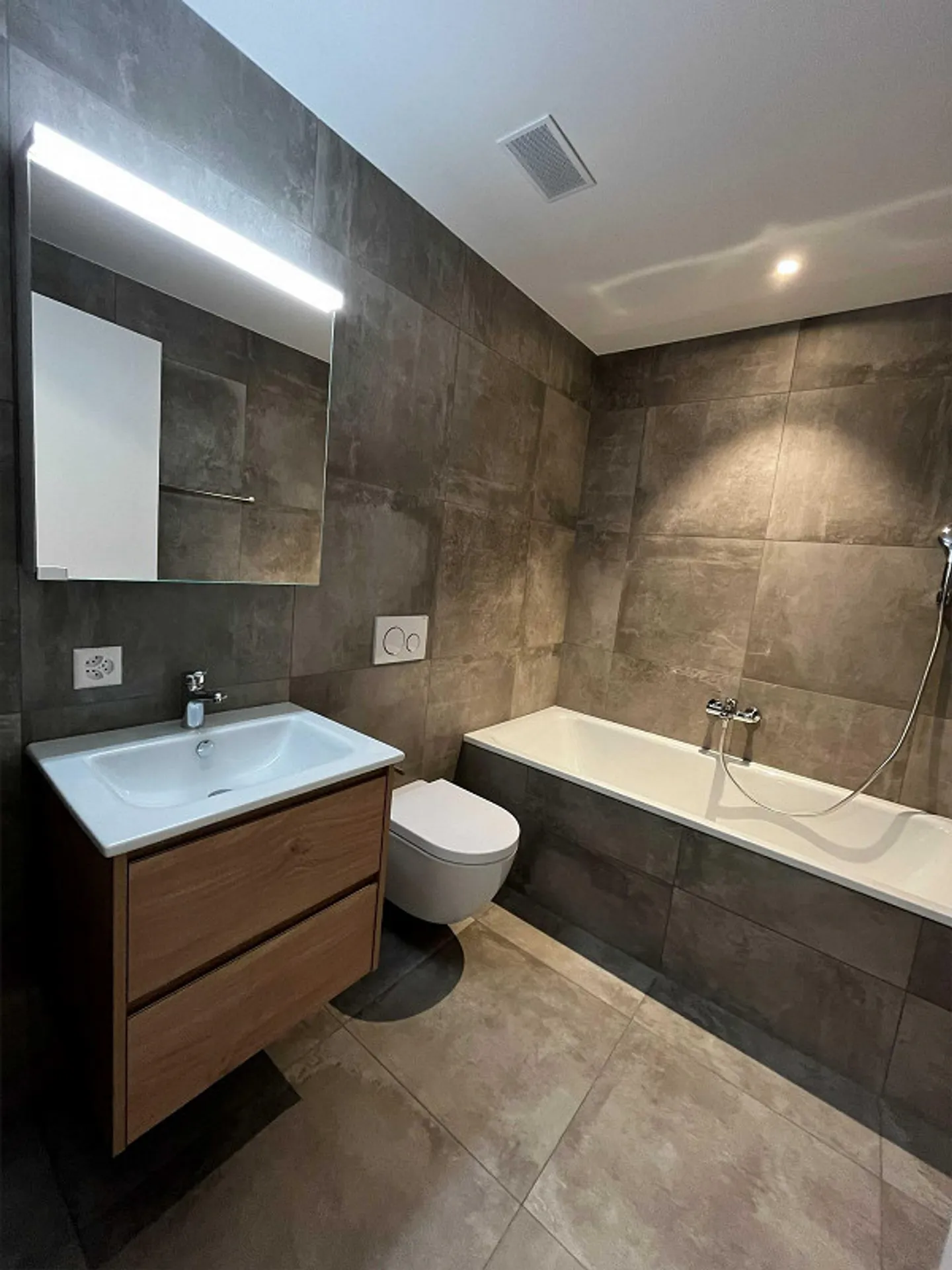 FIRST RENTAL: 3.5 Room Apartment (2nd Floor West) 88m2 with Loggia - Photo 6 of 6