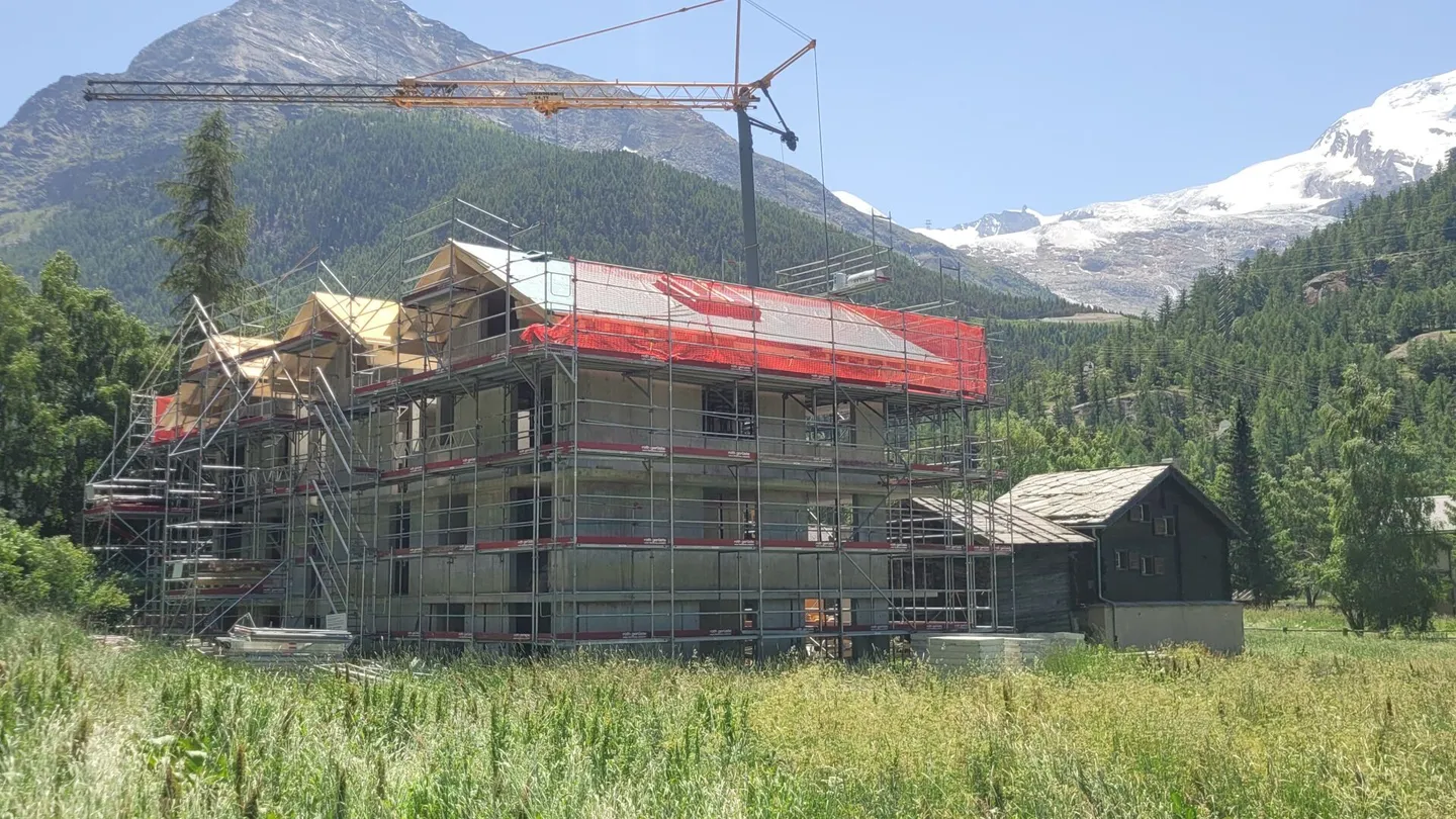 Neve Zen Lauinen Saas-Grund Nuova costruzione 2025 con il bus E senza cambi per l'Alpinexpress. Assicurati l'ultimo appartamento attico 4.5 con vista libera sul gruppo Mischabel. Riservato. - Foto 2 di 14