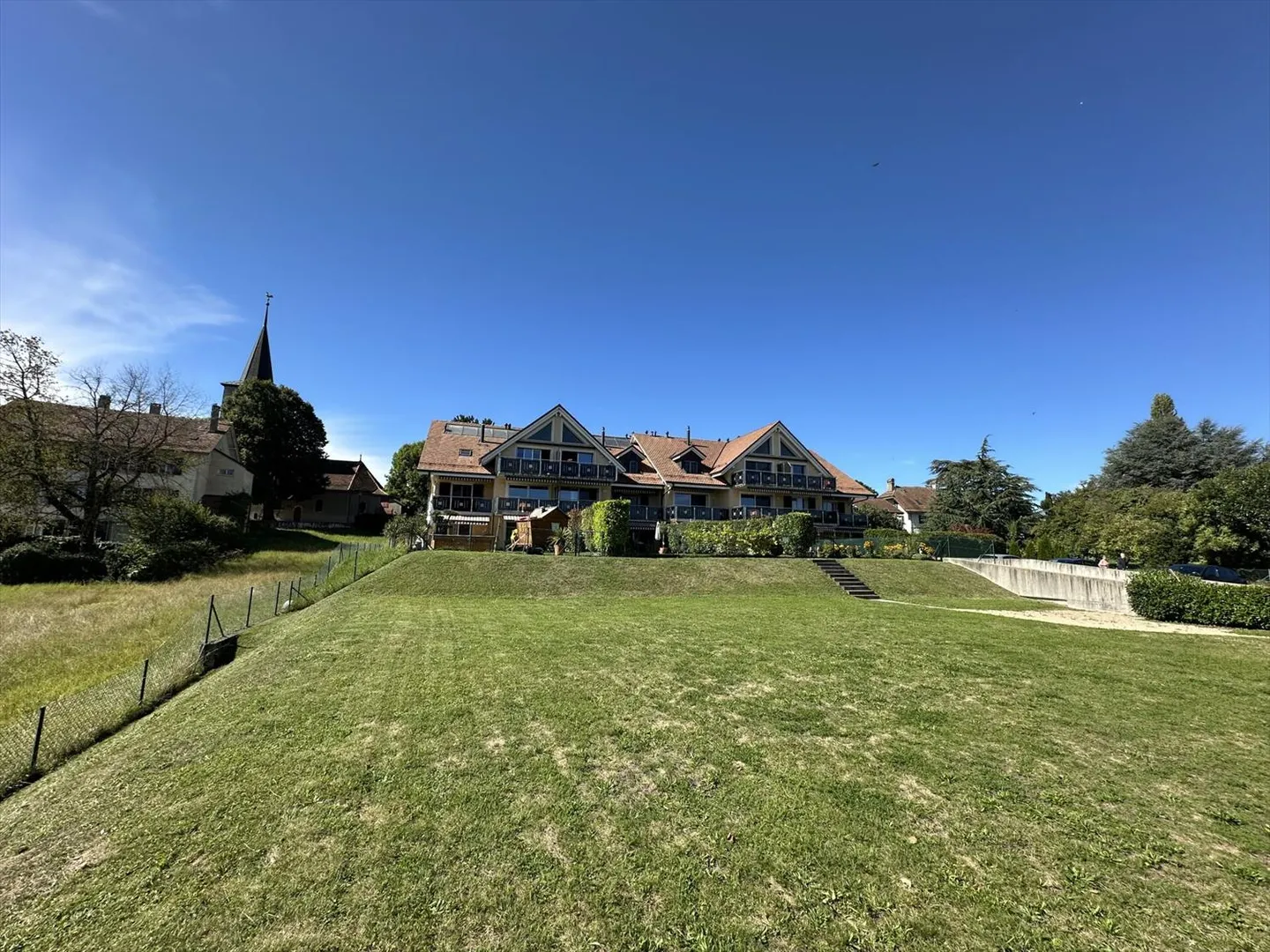 MÊME UNE VUE SUR LE MONT-BLANC ! APPARTEMENT DE 3-4 PIÈCES AVEC 2 BALCONS ET 2 P - Photo 2 sur 13