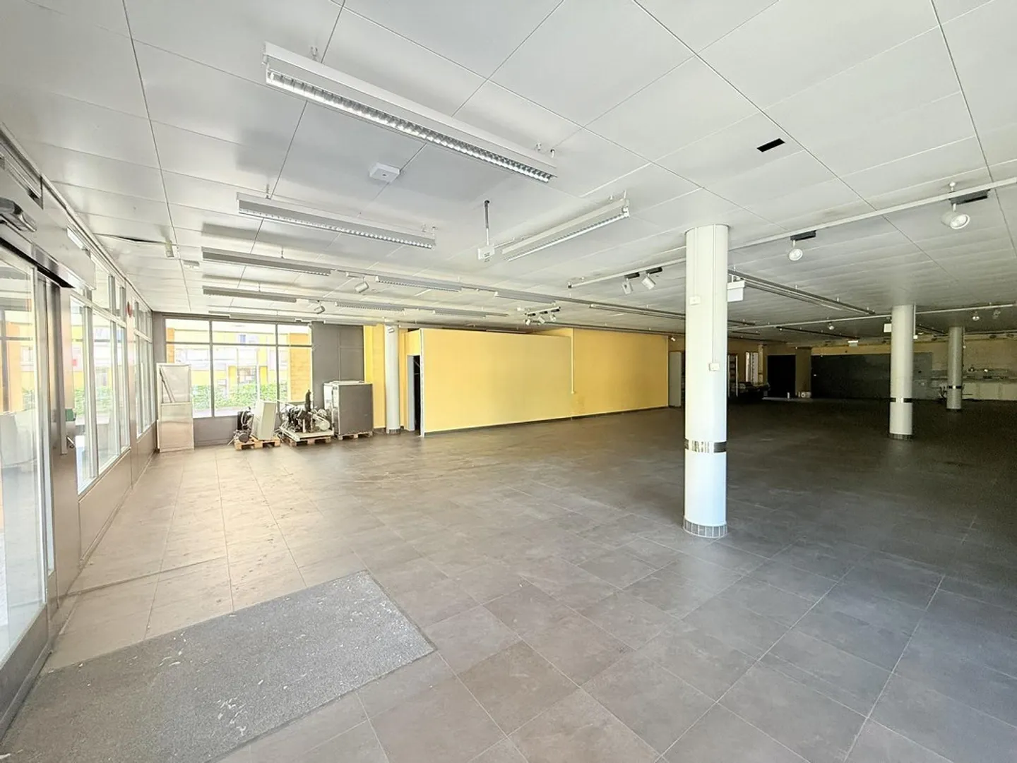 Spacious and flexibly designed commercial space on the ground floor - Photo 5 of 9