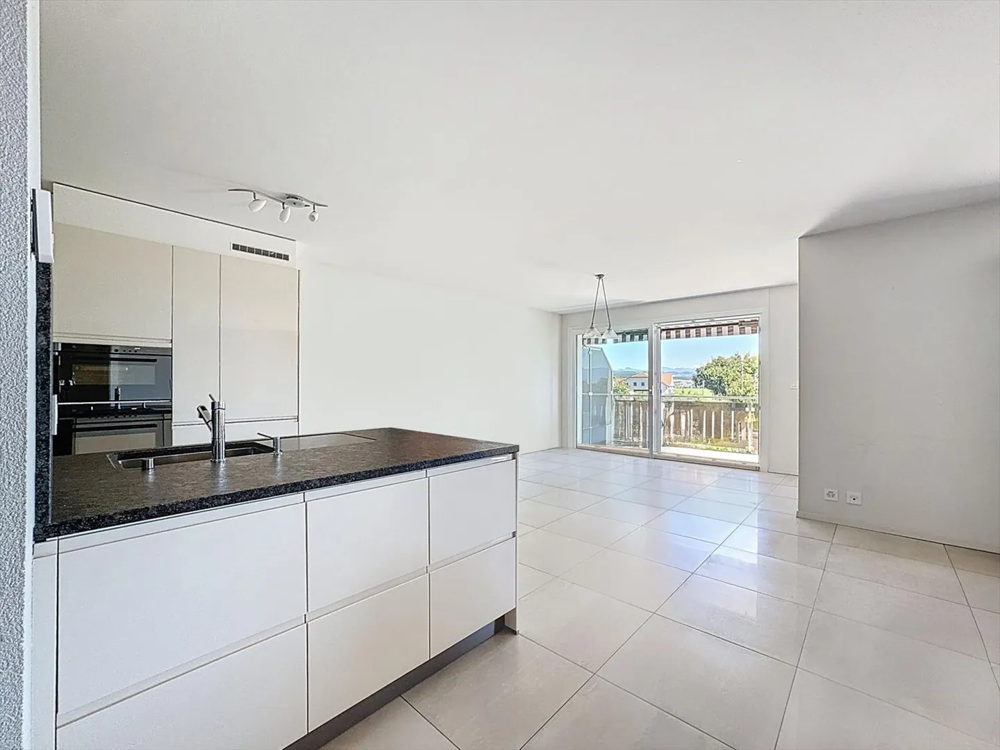 MÊME UNE VUE SUR LE MONT-BLANC ! APPARTEMENT DE 3-4 PIÈCES AVEC 2 BALCONS ET 2 P - Photo 3 sur 13