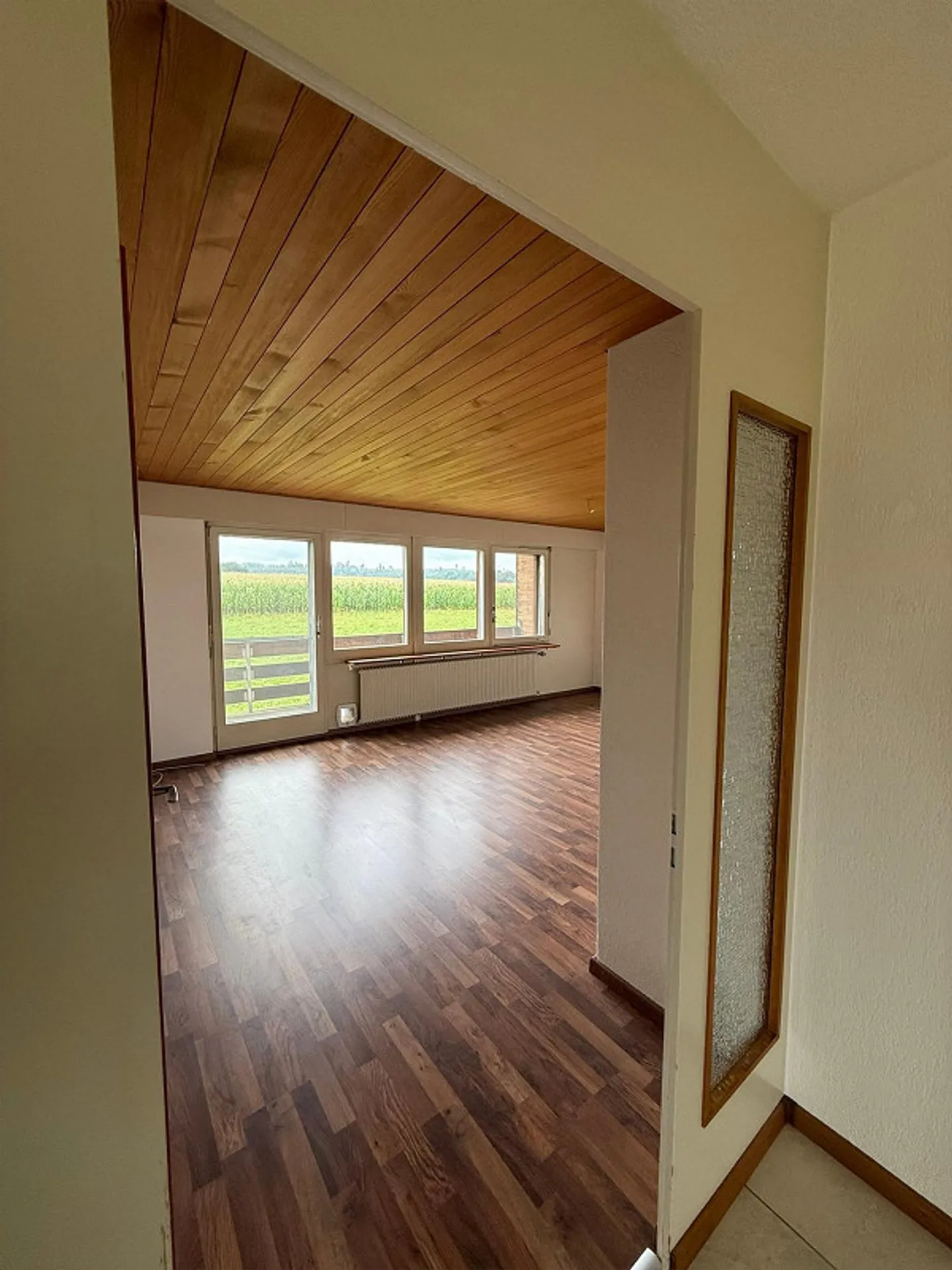 Charmante 4.5-Zimmer-Wohnung mit Balkon und Garage in Rosshäusern - Foto 2 von 7