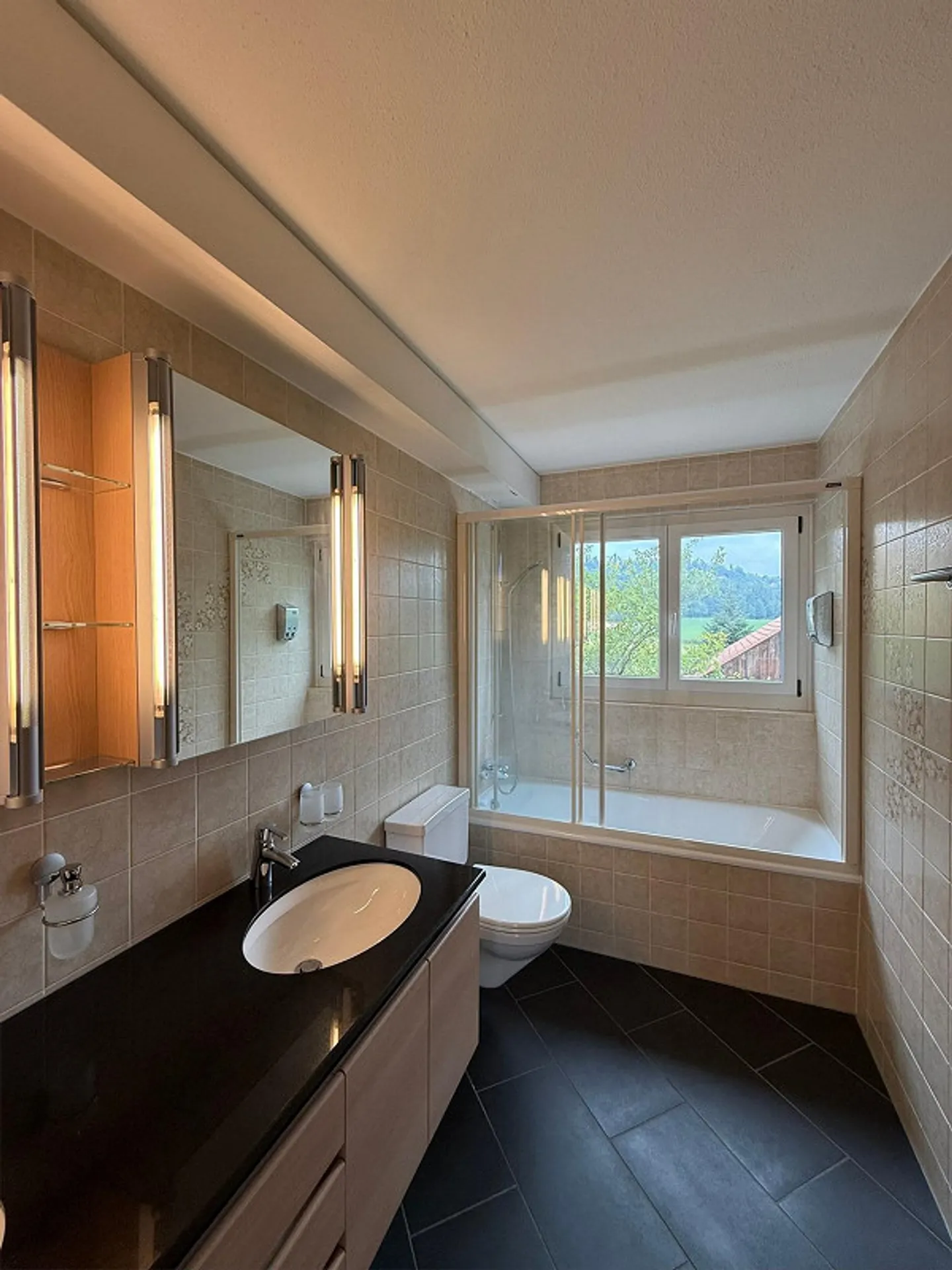 Charmante 4.5-Zimmer-Wohnung mit Balkon und Garage in Rosshäusern - Foto 7 von 7