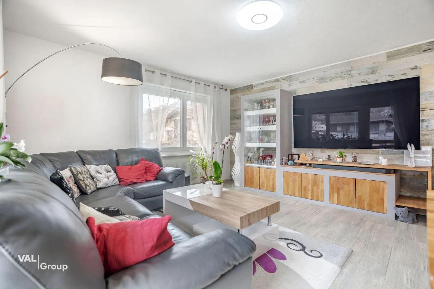 Stylishly renovated with plenty of light and charm - Photo 4 of 13
