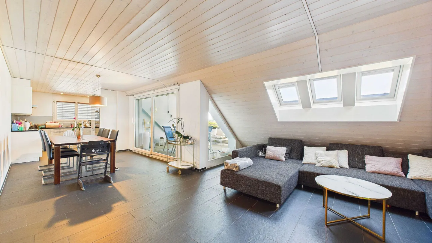 Charming living under the roof with a view of the greenery - Photo 4 of 11