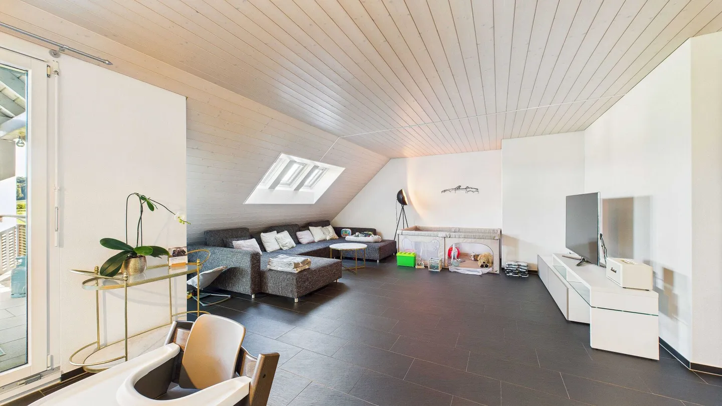 Charming living under the roof with a view of the greenery - Photo 5 of 11