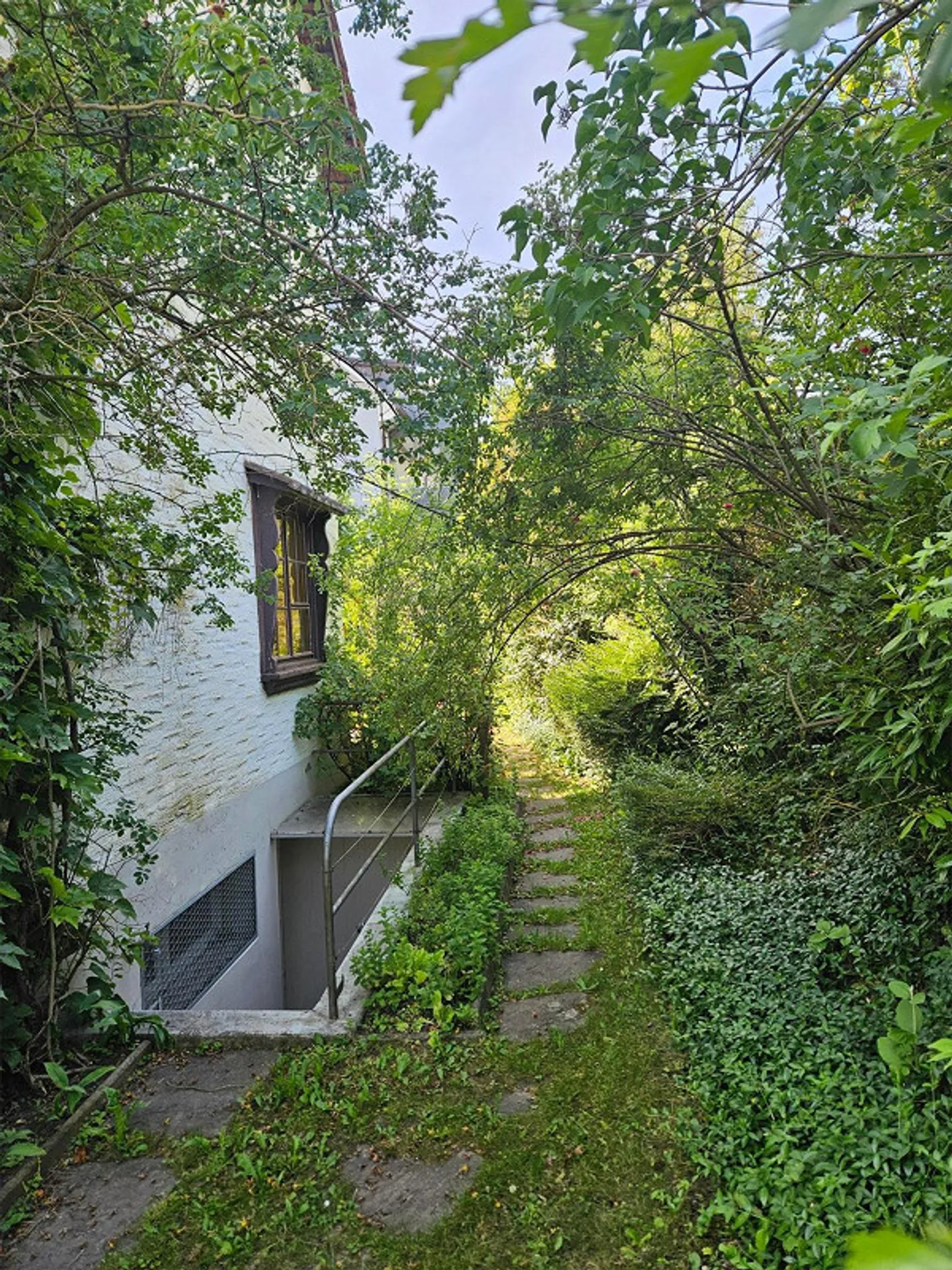 Incantevole casa bifamiliare con giardino soleggiato in una posizione tranquilla - Foto 11 di 13