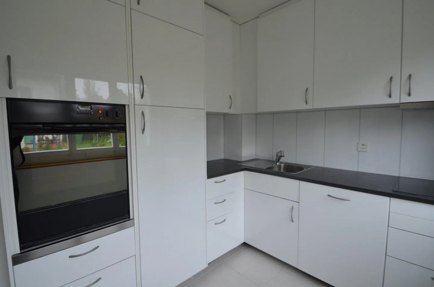 Incantevole casa bifamiliare con giardino soleggiato in una posizione tranquilla - Foto 4 di 13