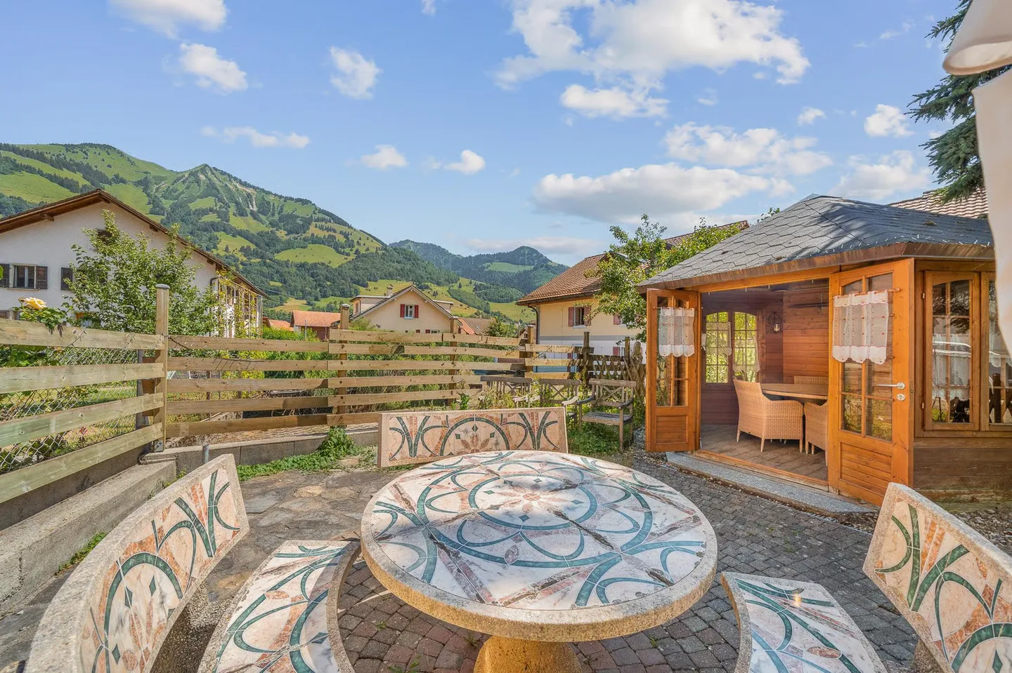 House in the village with 3 apartments and garden as well as land potential - Photo 4 of 13