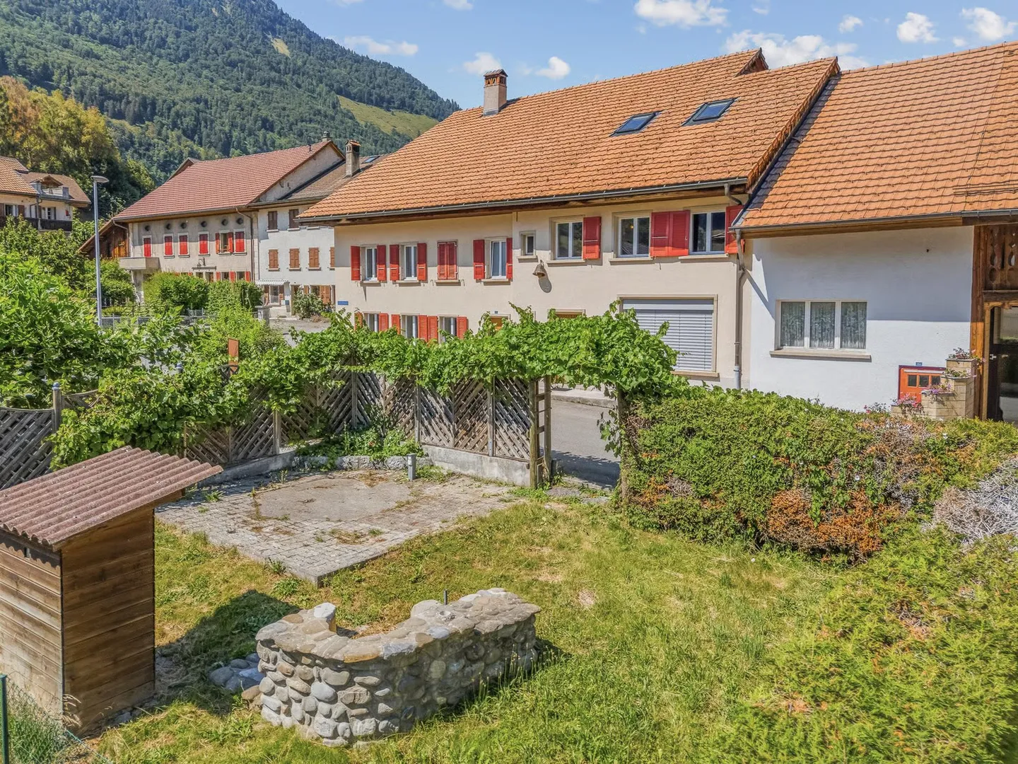 House in the village with 3 apartments and garden as well as land potential - Photo 6 of 13