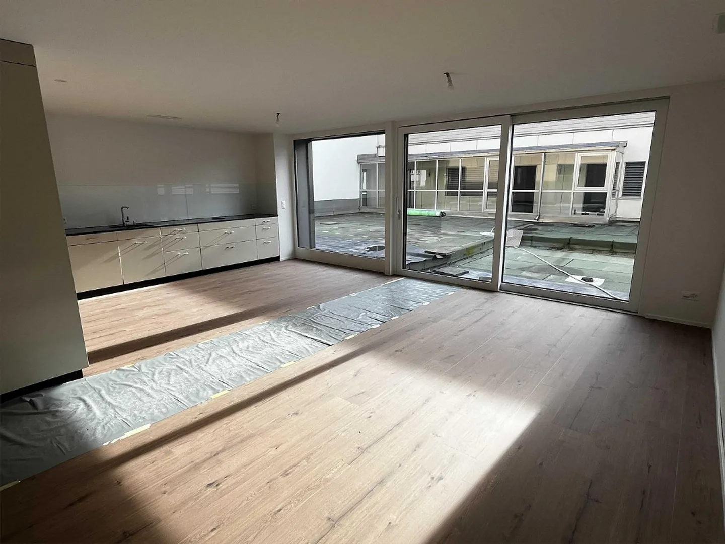 RENTAL: 3.5 Room Apartment (1st Floor South) 102m2 with Terrace - Photo 4 of 6