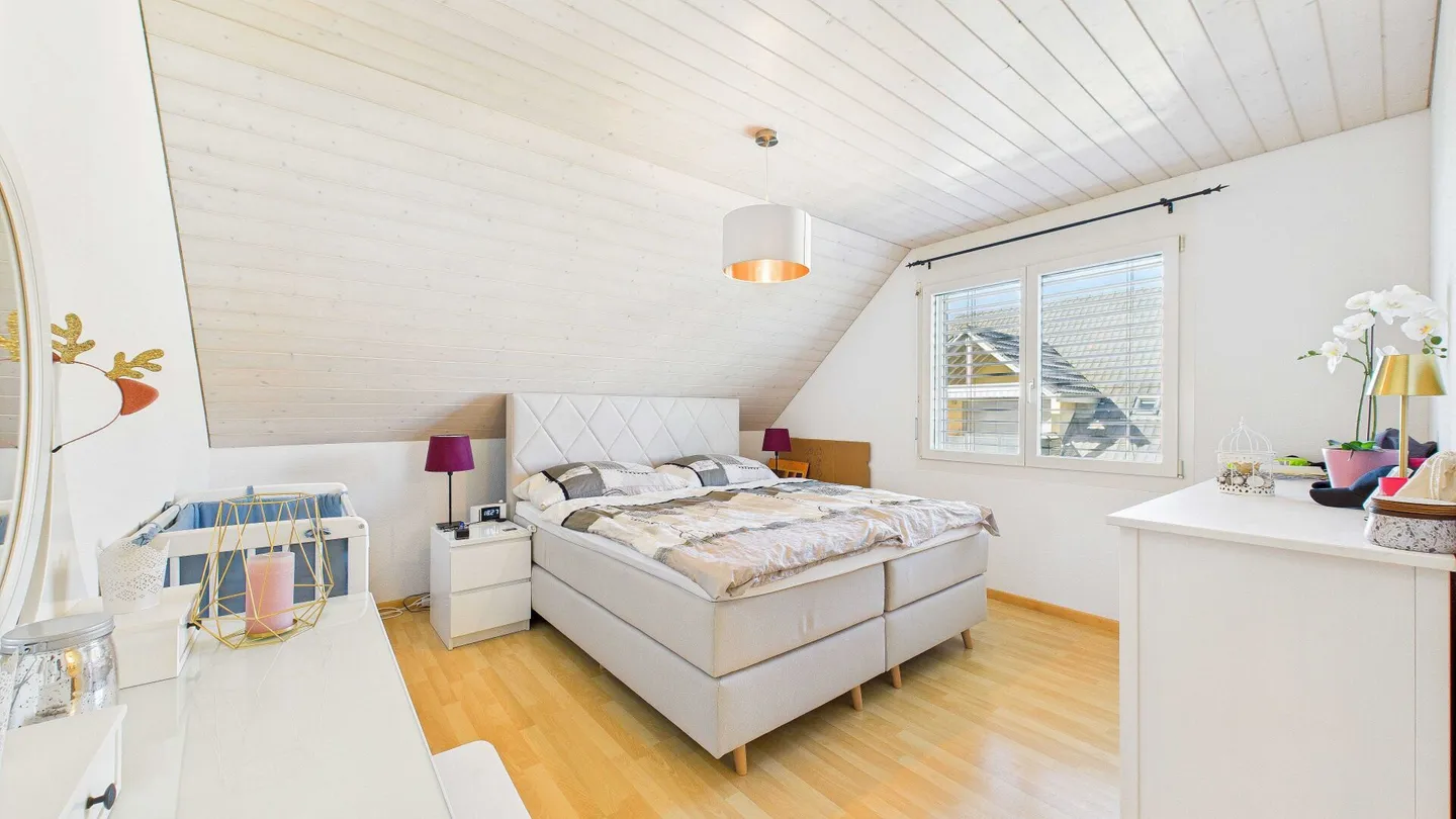 Charming living under the roof with a view of the greenery - Photo 6 of 11