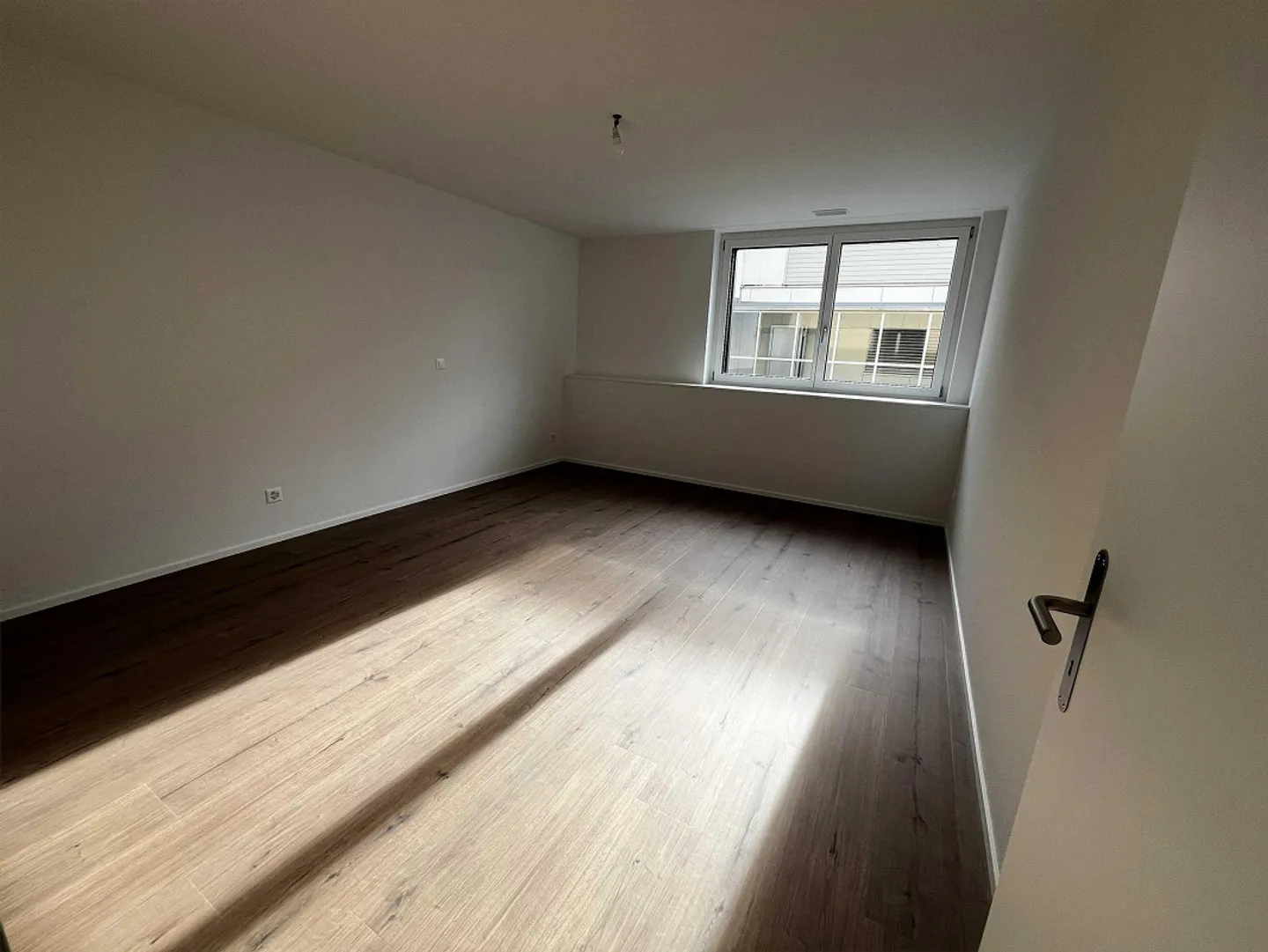 RENTAL: 3.5 Room Apartment (1st Floor South) 102m2 with Terrace - Photo 5 of 6