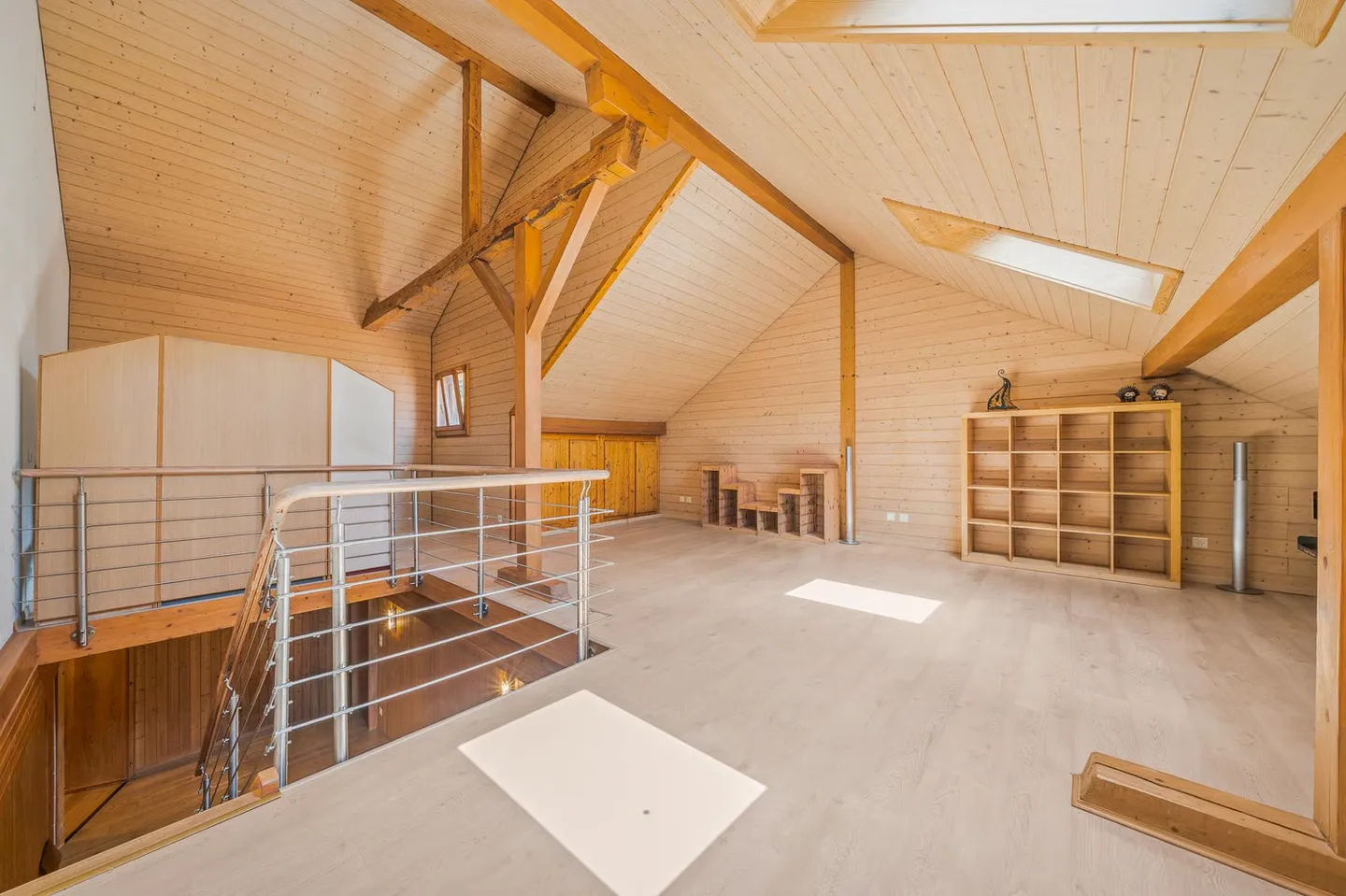 House in the village with 3 apartments and garden as well as land potential - Photo 10 of 13